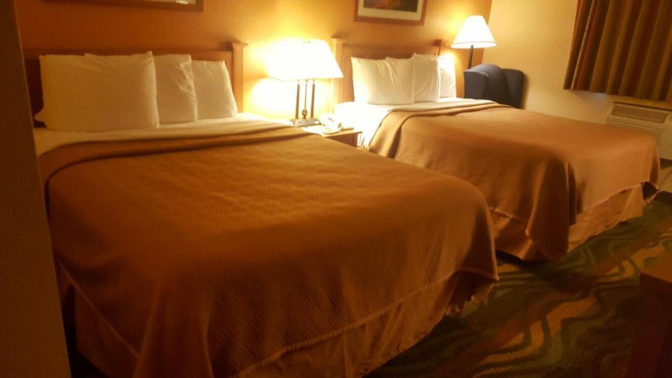 Travelodge by Wyndham Muskegon photo 20