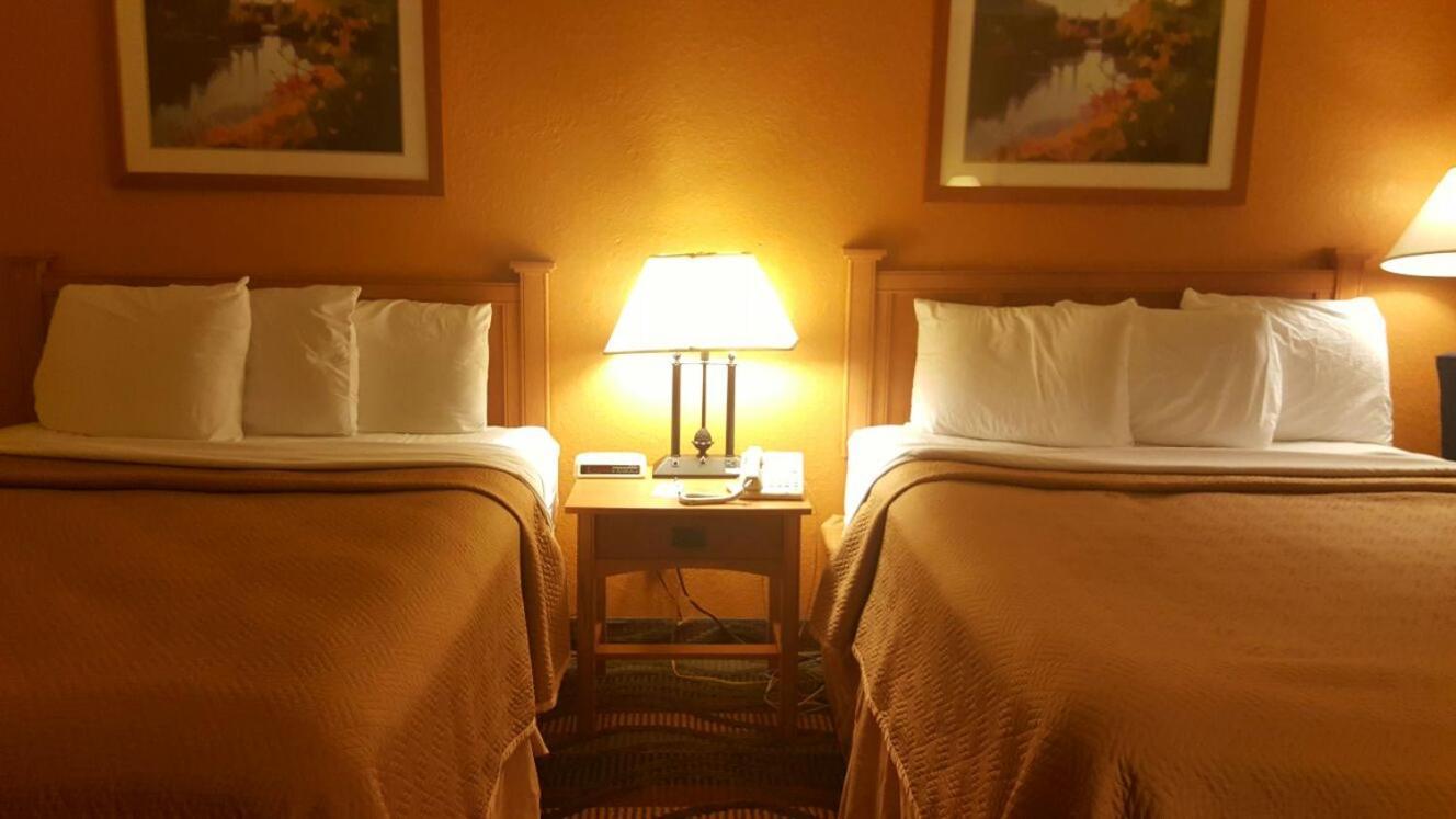 Travelodge by Wyndham Muskegon photo 21