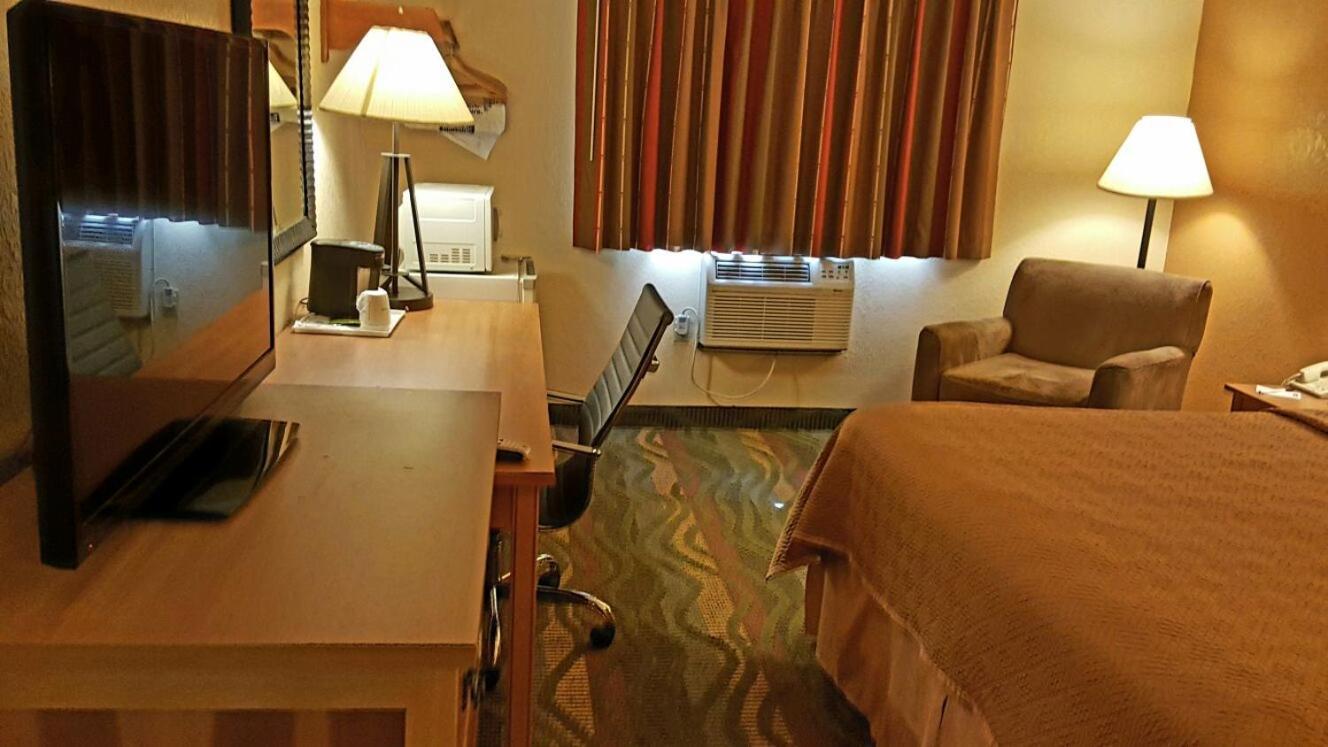 Travelodge by Wyndham Muskegon photo 22