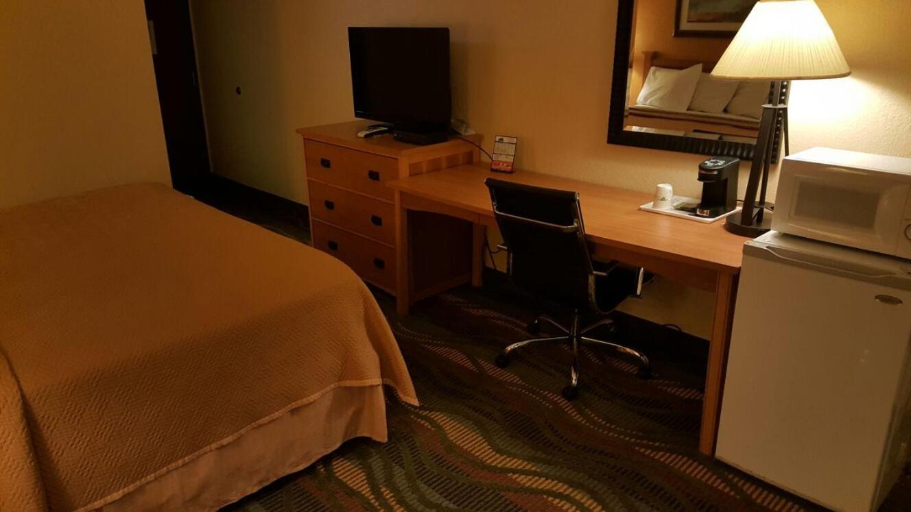 Travelodge by Wyndham Muskegon photo 23