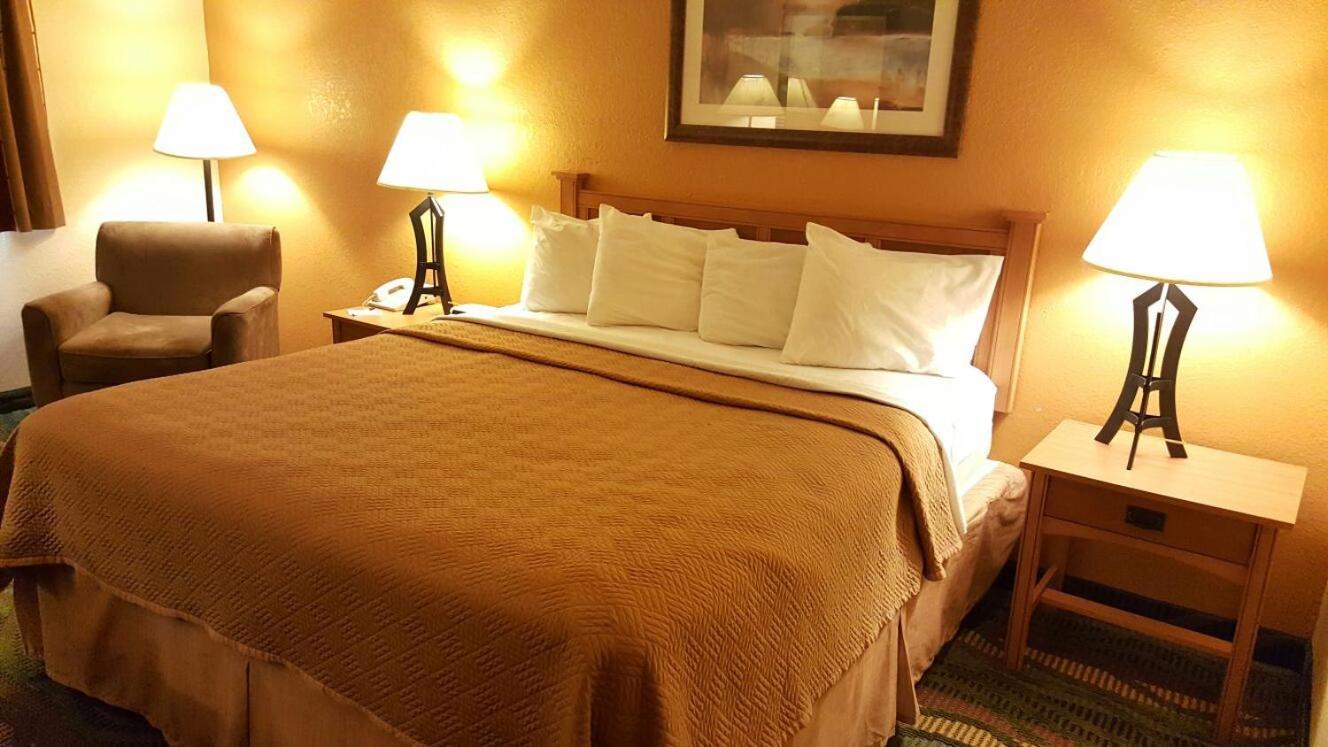 Travelodge by Wyndham Muskegon photo 24