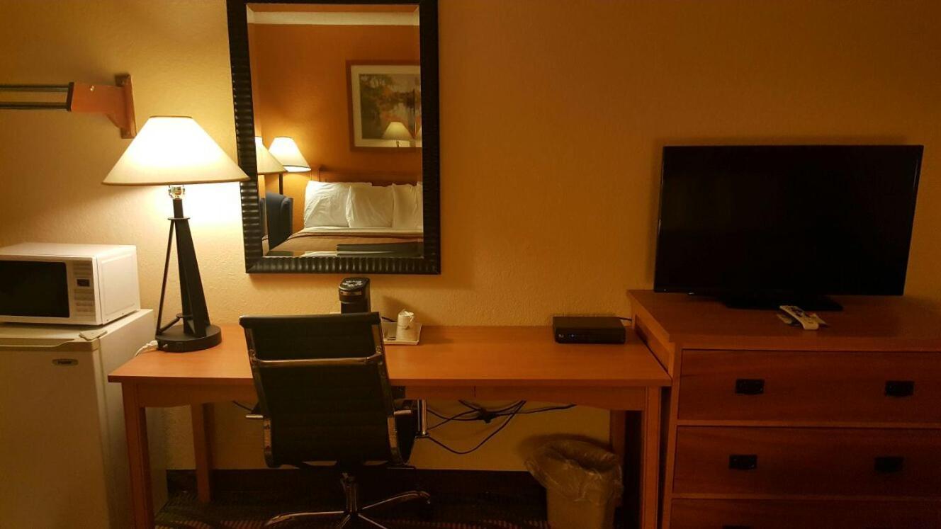 Travelodge by Wyndham Muskegon photo 25