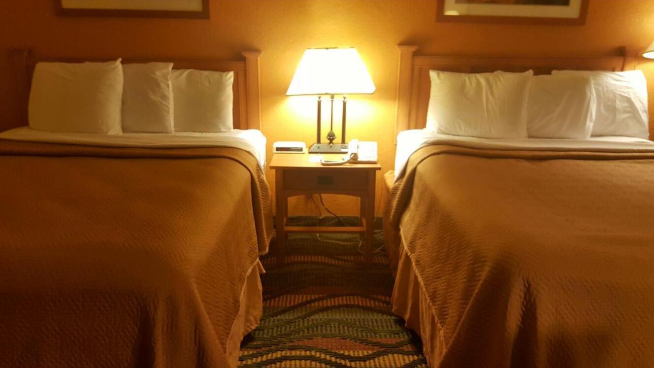 Travelodge by Wyndham Muskegon photo 26