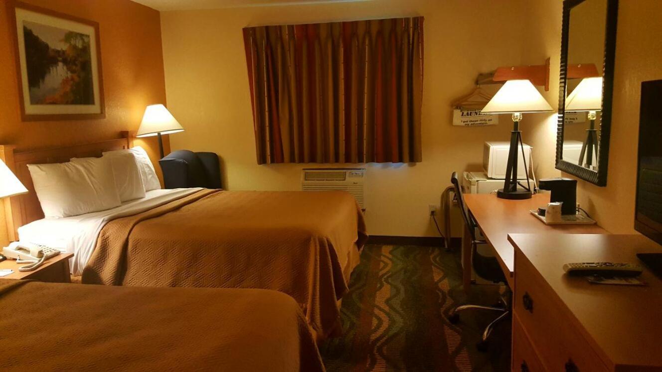 Travelodge by Wyndham Muskegon photo 27