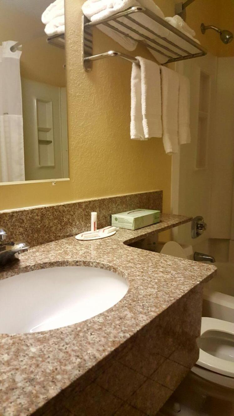 Travelodge by Wyndham Muskegon photo 28