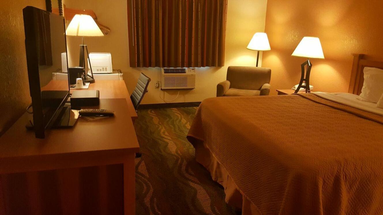Travelodge by Wyndham Muskegon photo 29