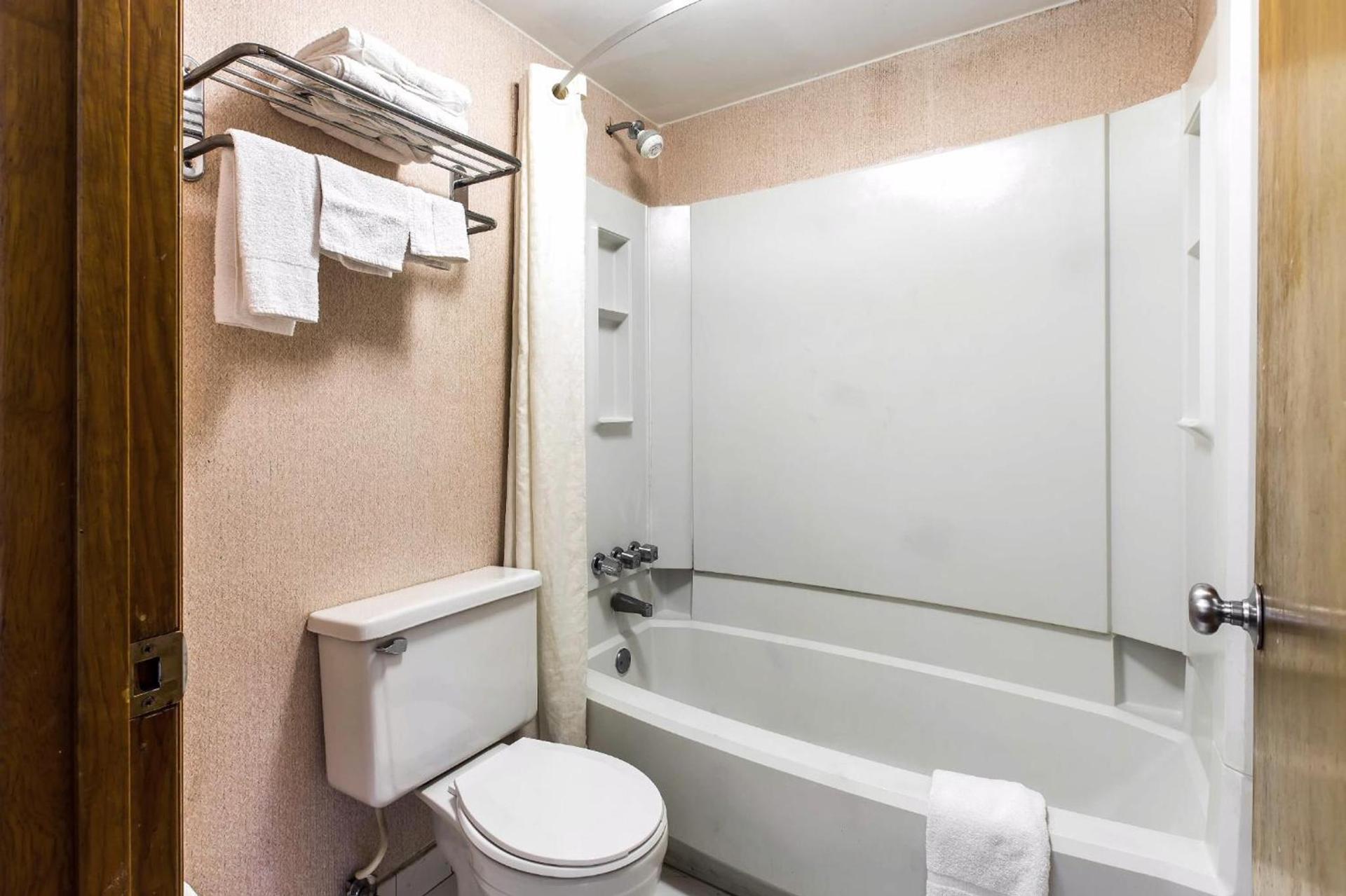 Econo Lodge - Conyers photo 17