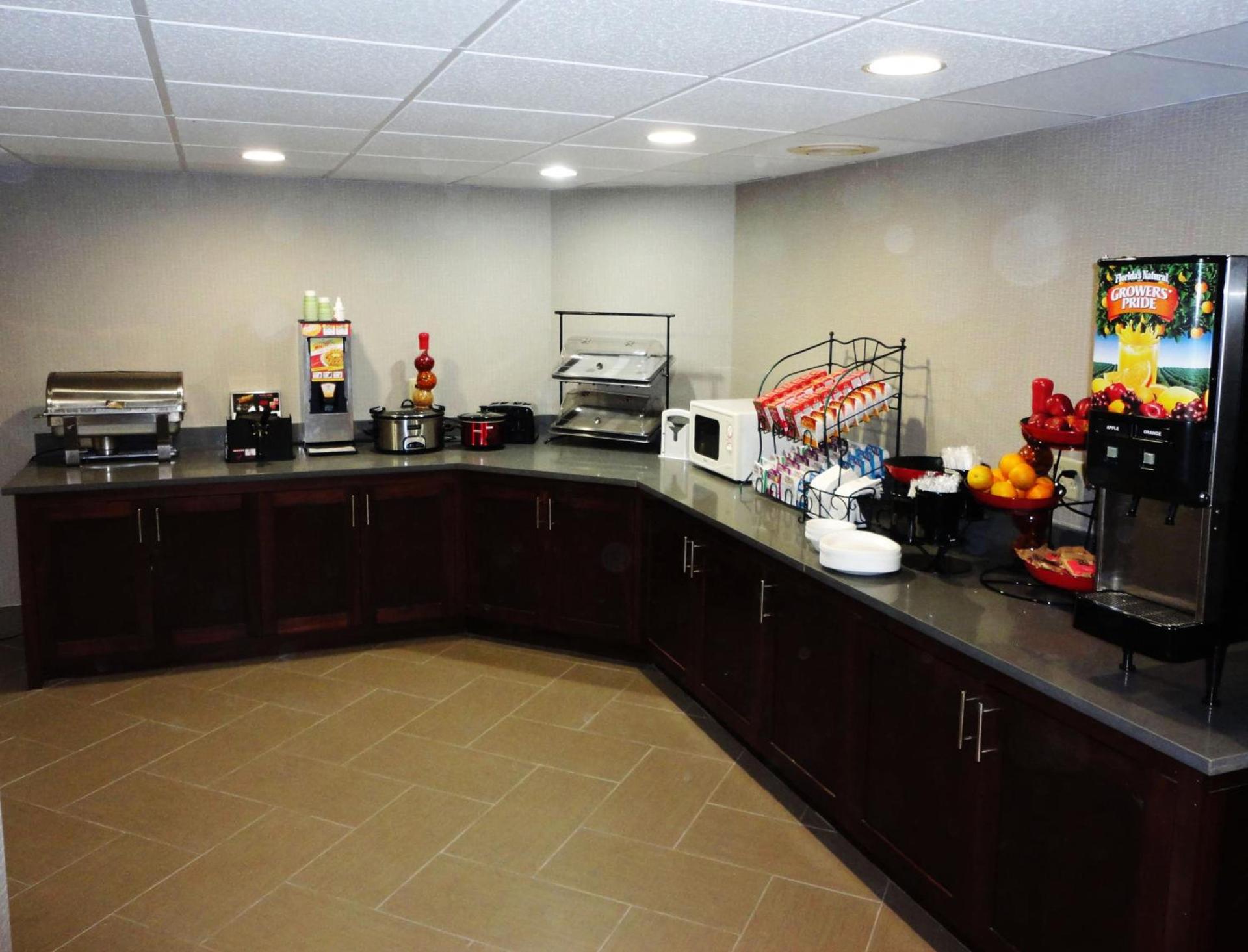 Ramada by Wyndham Tuscaloosa photo 43