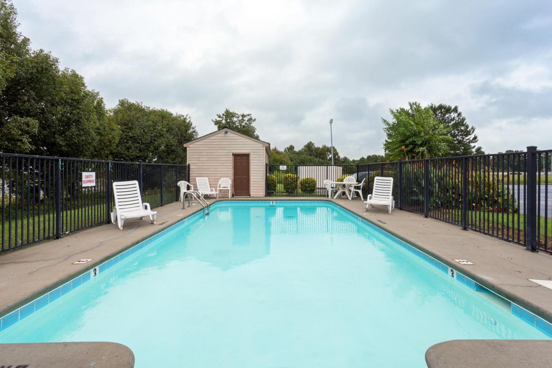 Days Inn by Wyndham Clinton photo 16