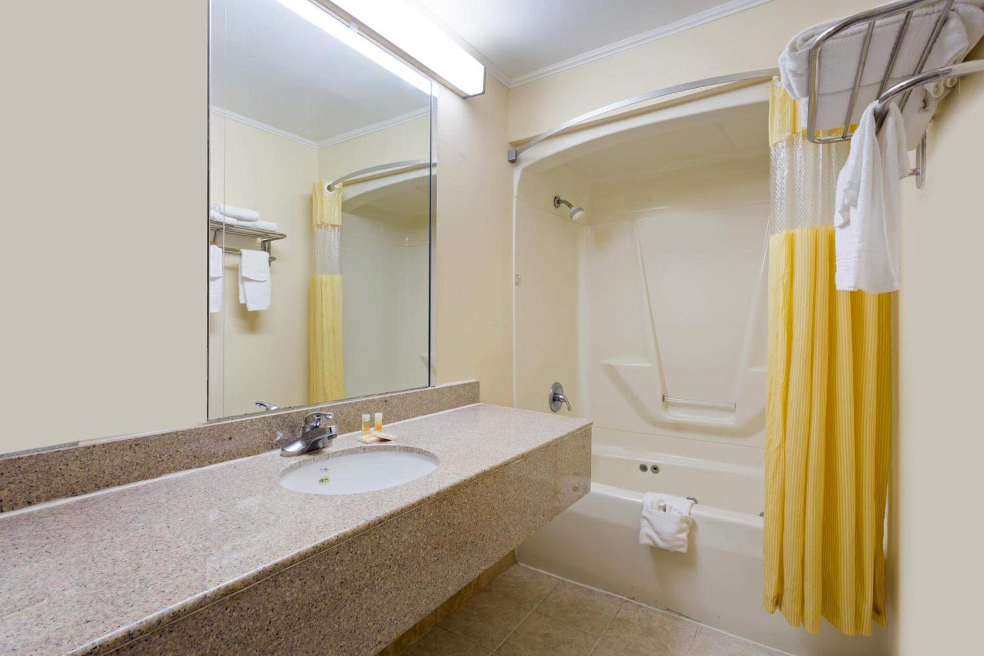 Days Inn by Wyndham Clinton photo 22
