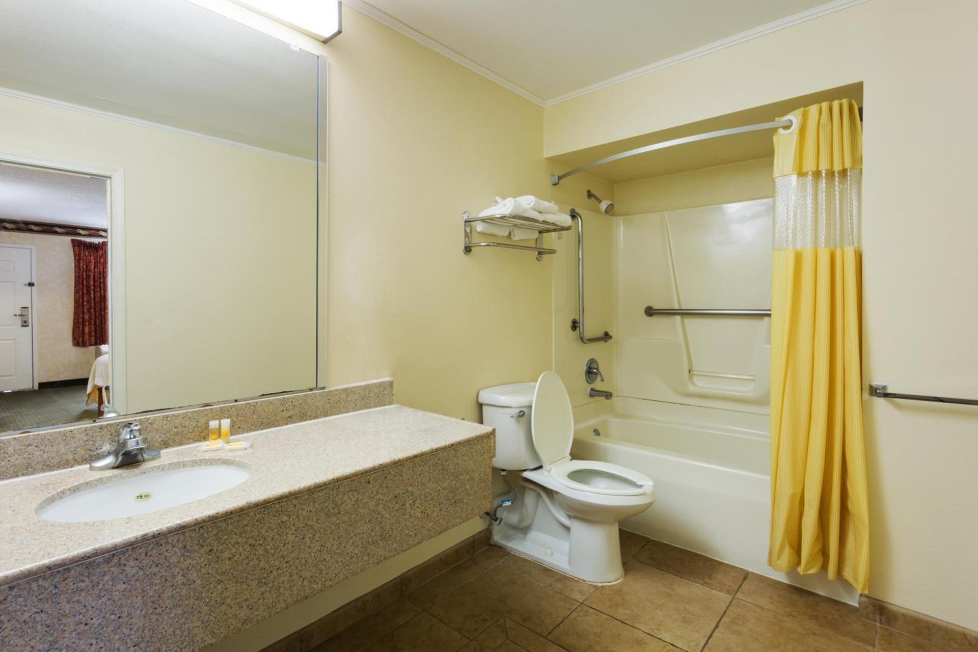 Days Inn by Wyndham Clinton photo 23