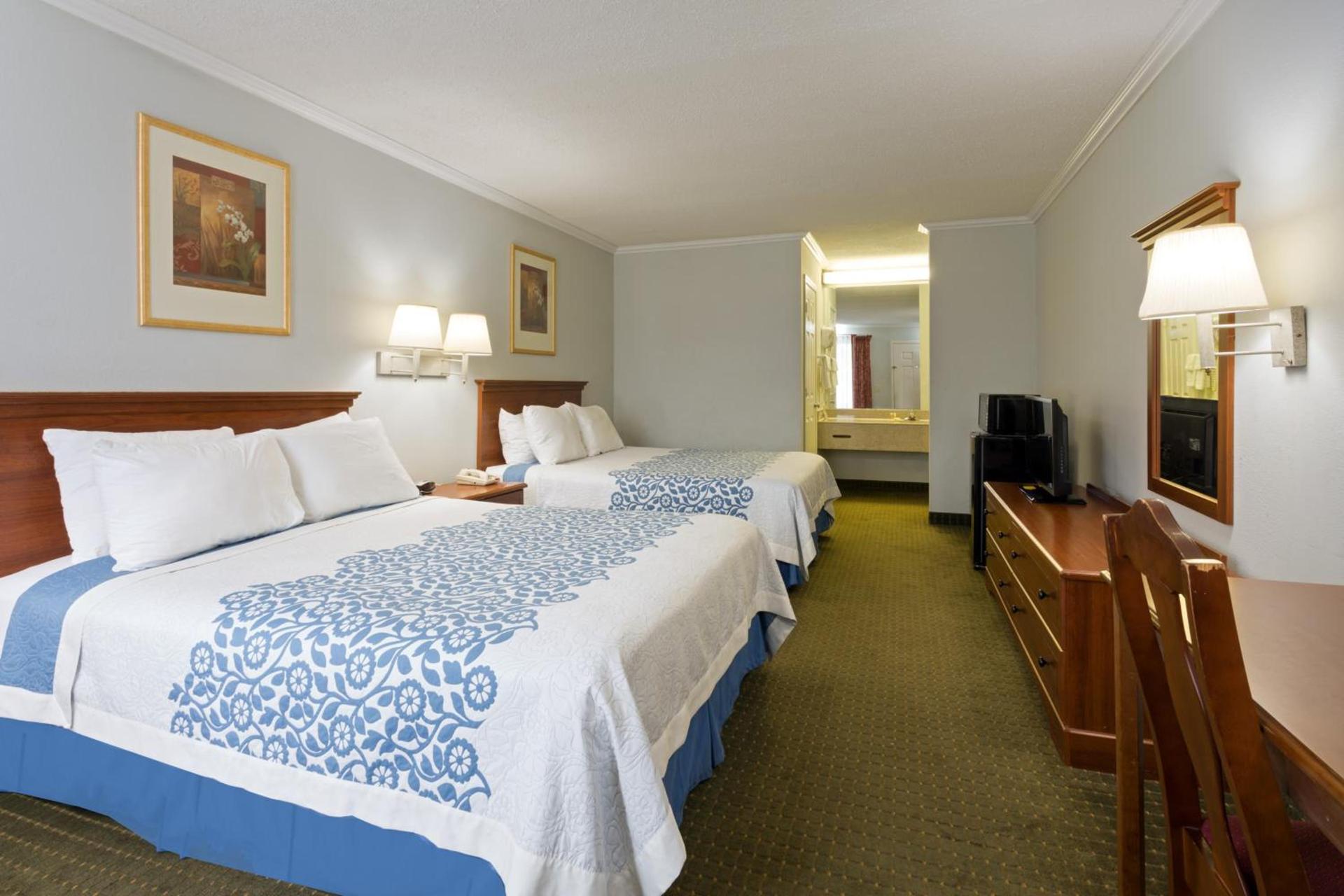 Days Inn by Wyndham Clinton photo 24