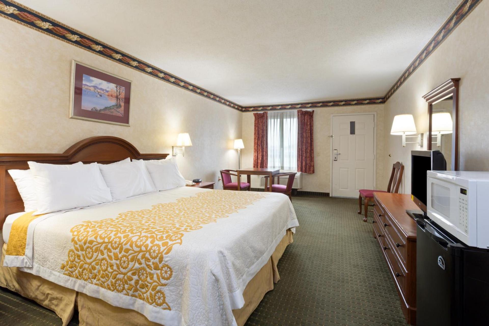 Days Inn by Wyndham Clinton photo 25