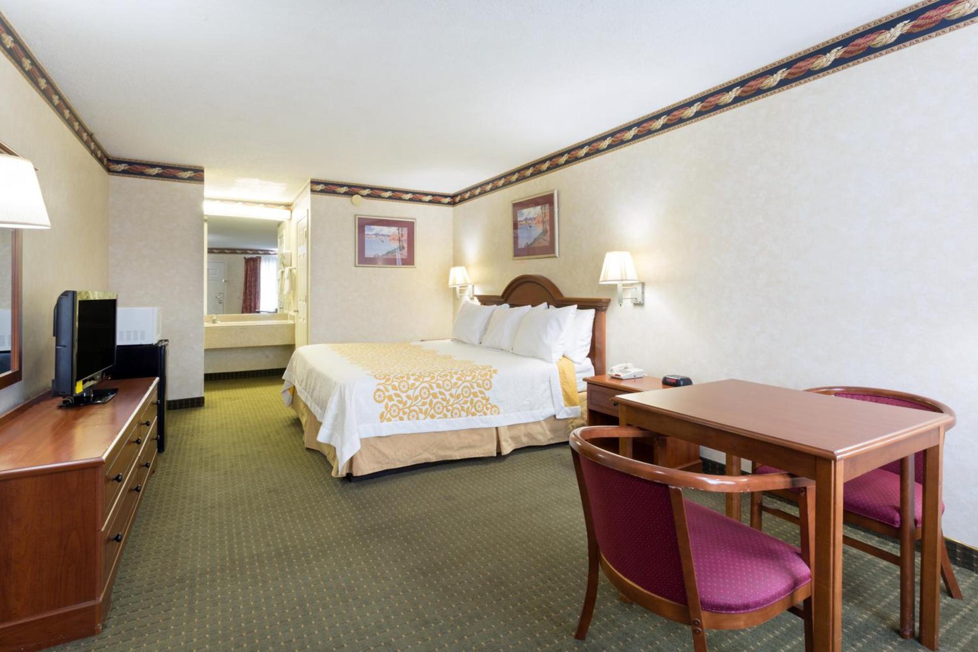 Days Inn by Wyndham Clinton photo 27