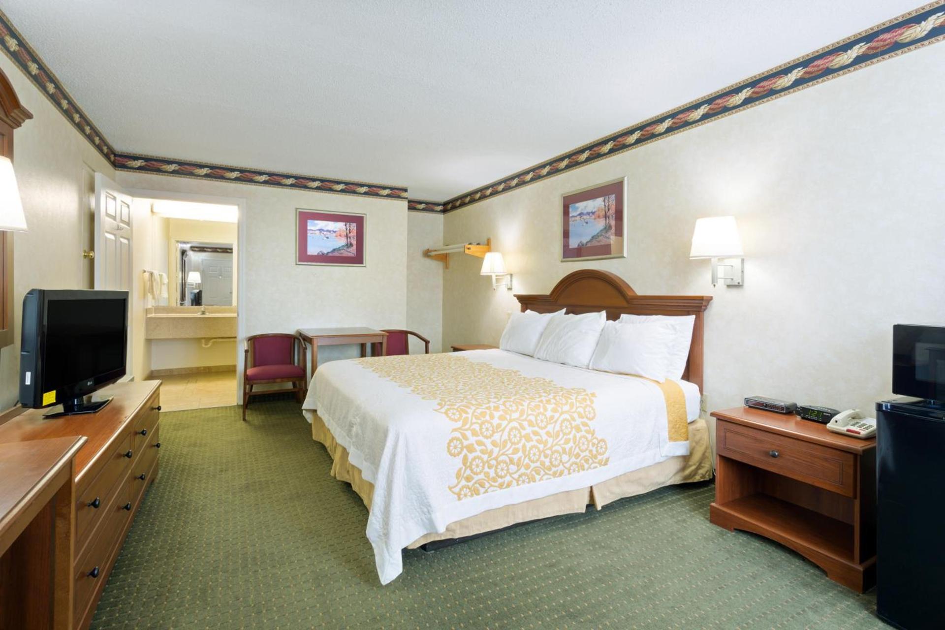 Days Inn by Wyndham Clinton photo 31