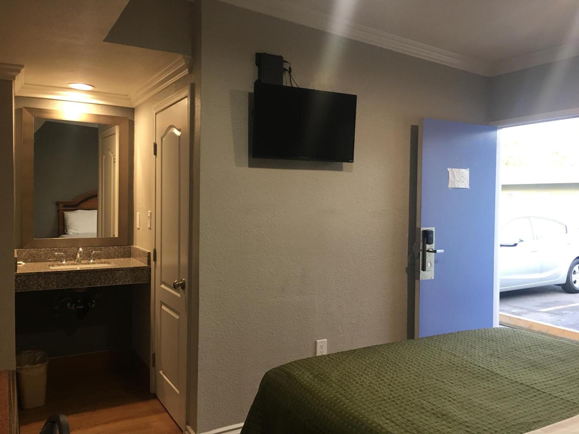 Town House Motel photo 37