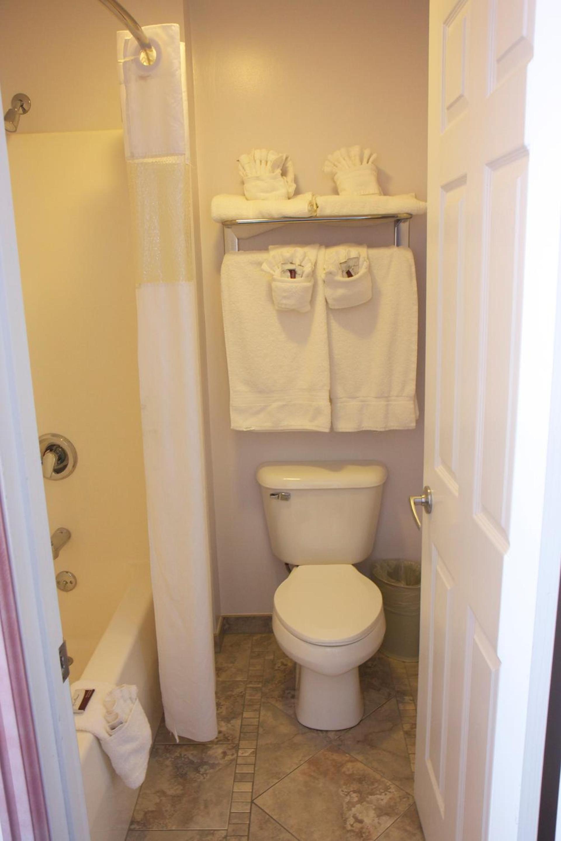 Gateway Inn and Suites photo 63