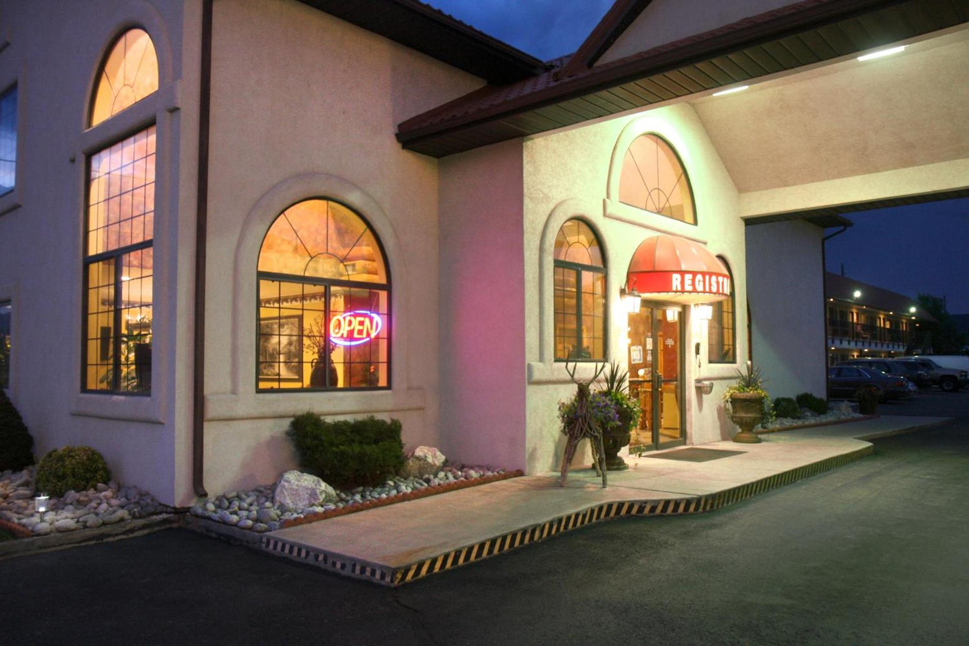 Gateway Inn and Suites photo 64