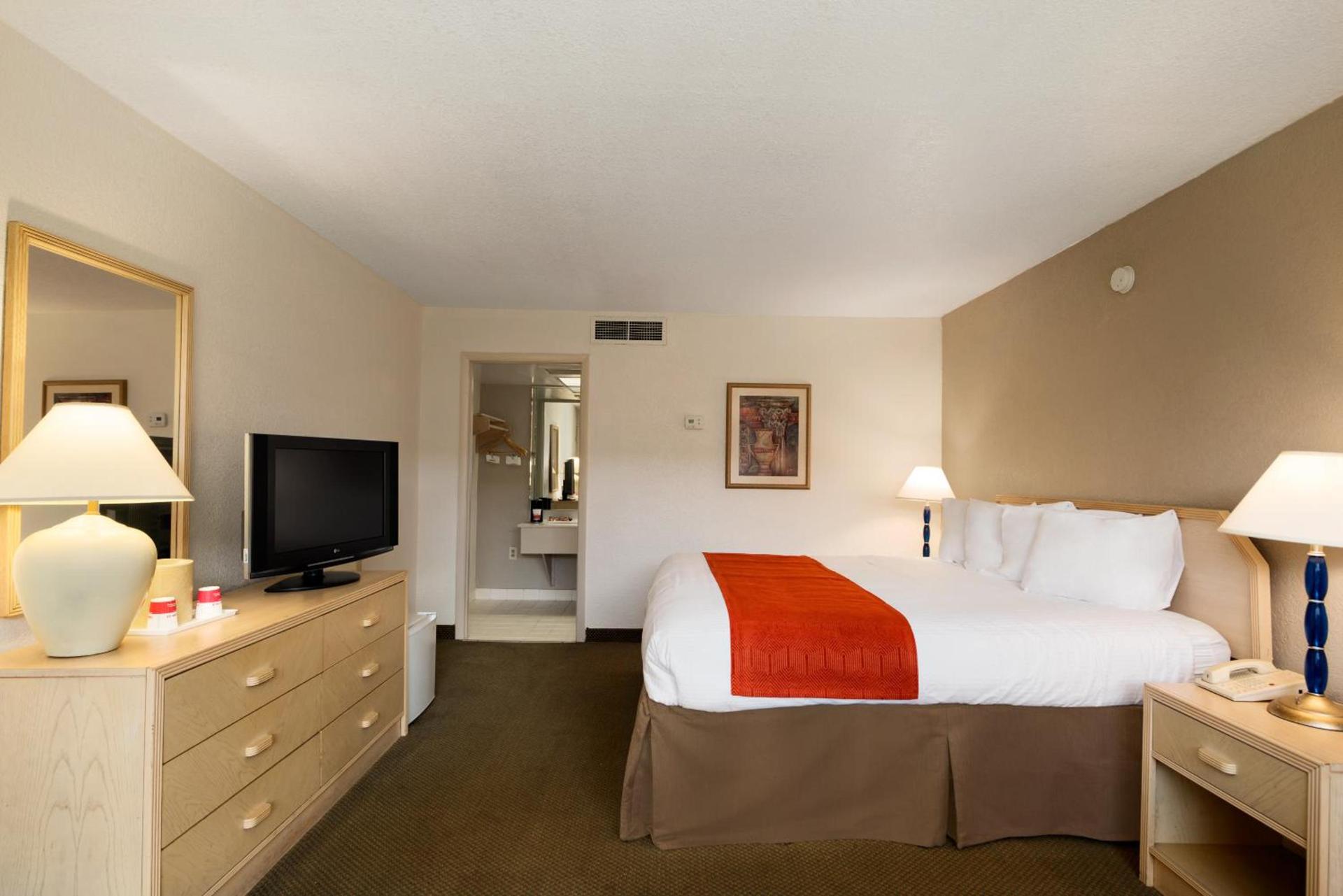 Ramada by Wyndham Kissimmee Gateway - Free Theme Park Shuttle photo 92