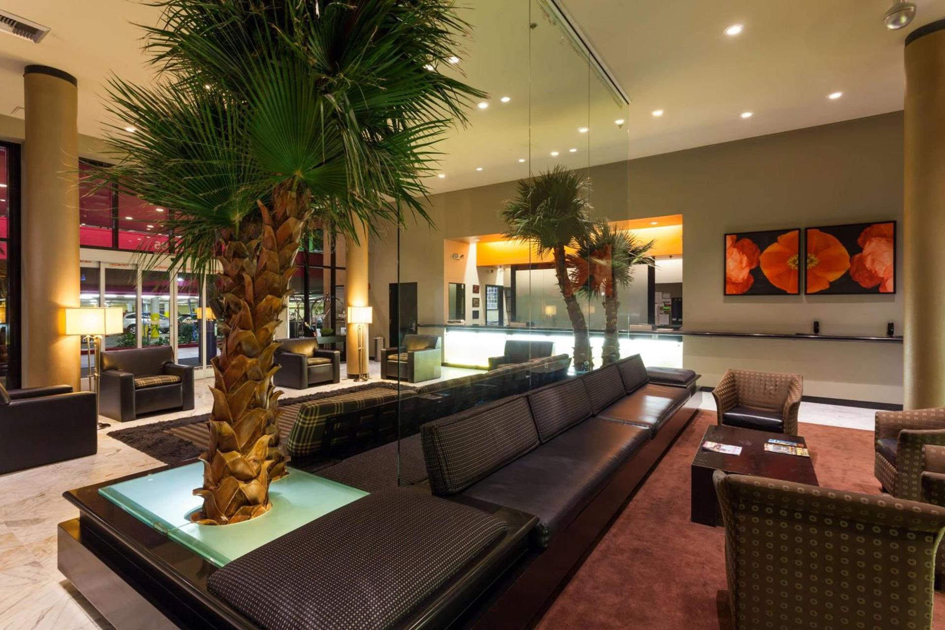 Ramada Plaza by Wyndham West Hollywood Hotel & Suites photo 4