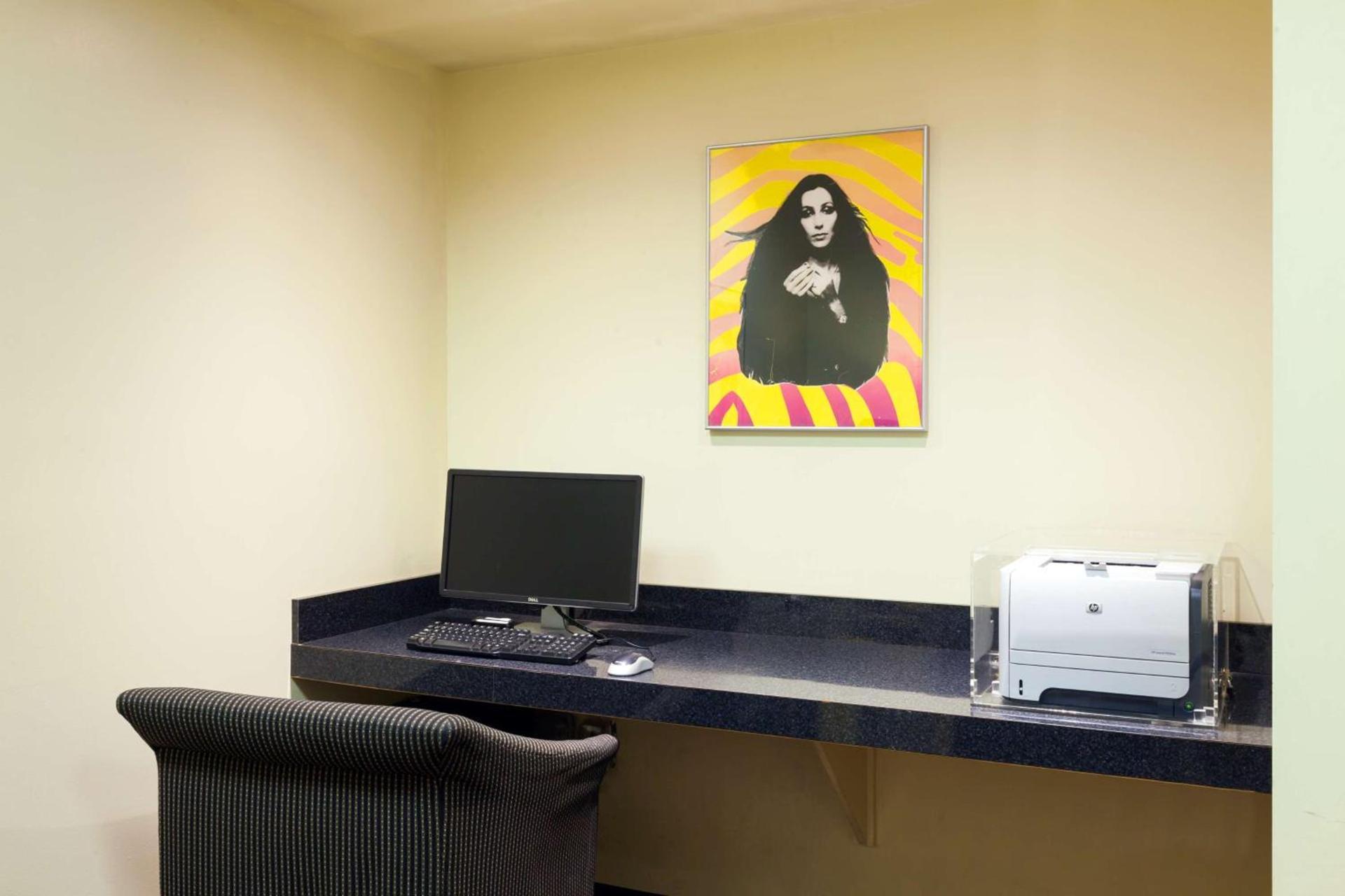 Ramada Plaza by Wyndham West Hollywood Hotel & Suites photo 17