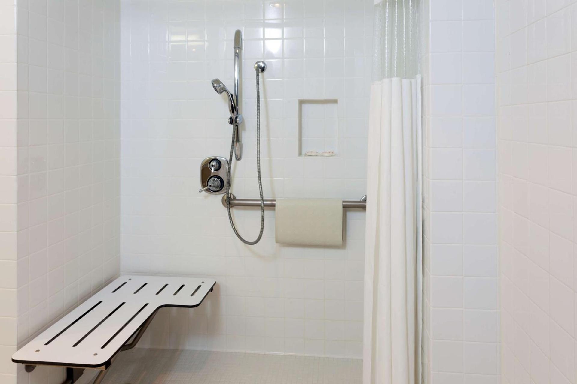 Ramada Plaza by Wyndham West Hollywood Hotel & Suites photo 18