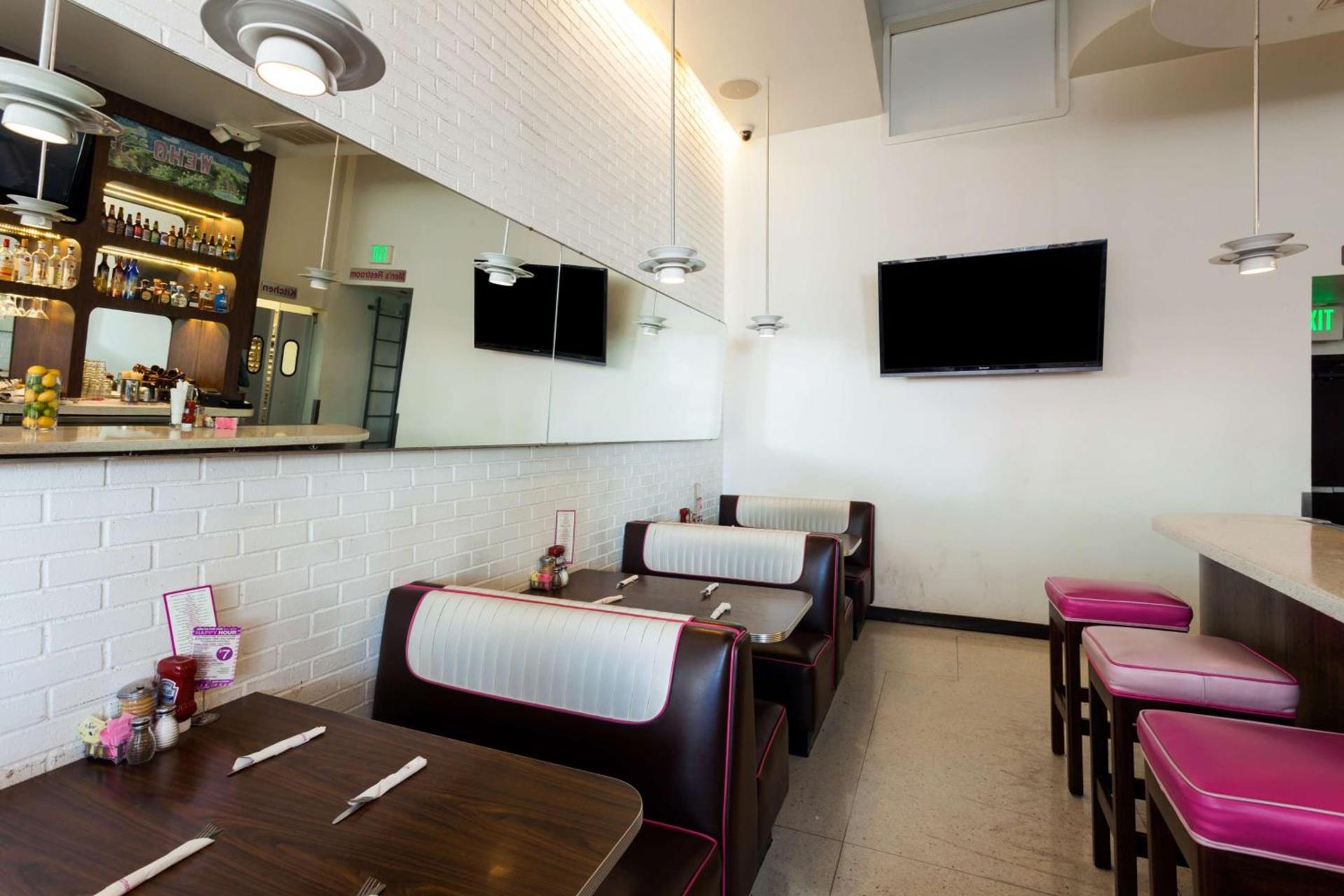 Ramada Plaza by Wyndham West Hollywood Hotel & Suites photo 13