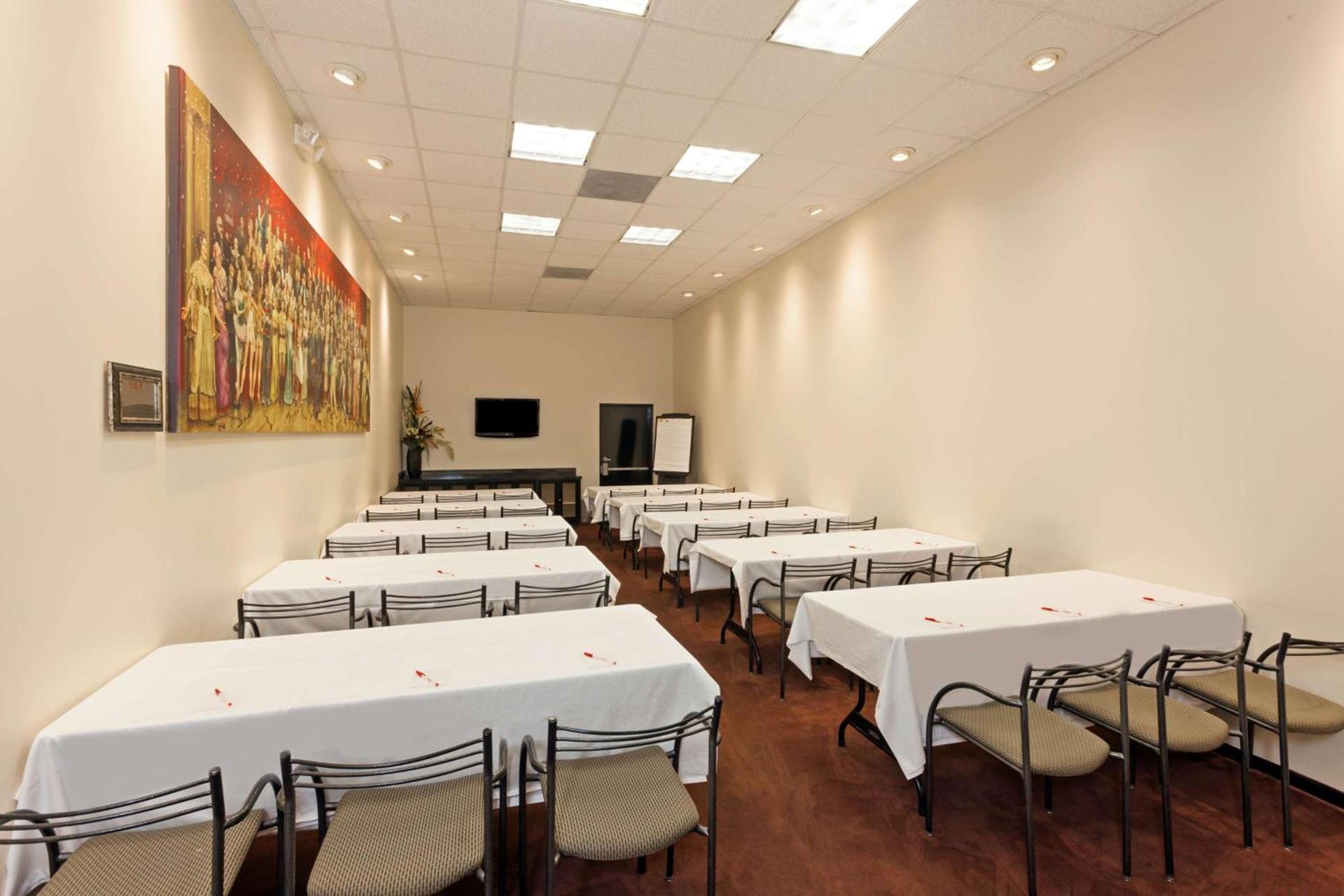 Ramada Plaza by Wyndham West Hollywood Hotel & Suites photo 16