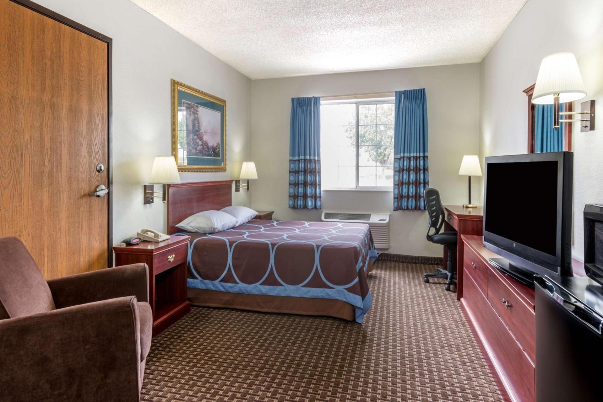 Super 8 by Wyndham Gardner photo 17