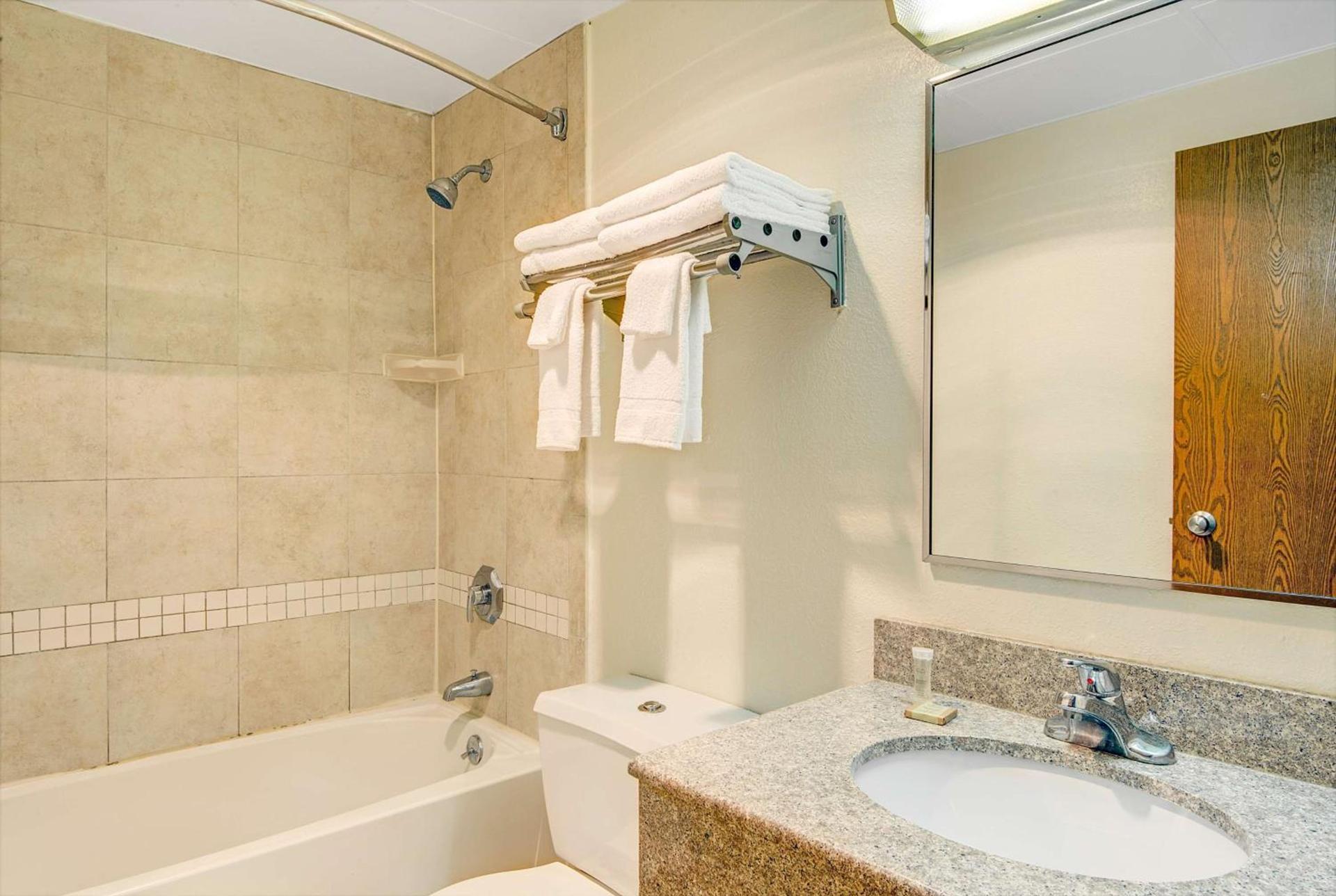 Super 8 by Wyndham Stamford/New York City Area photo 21