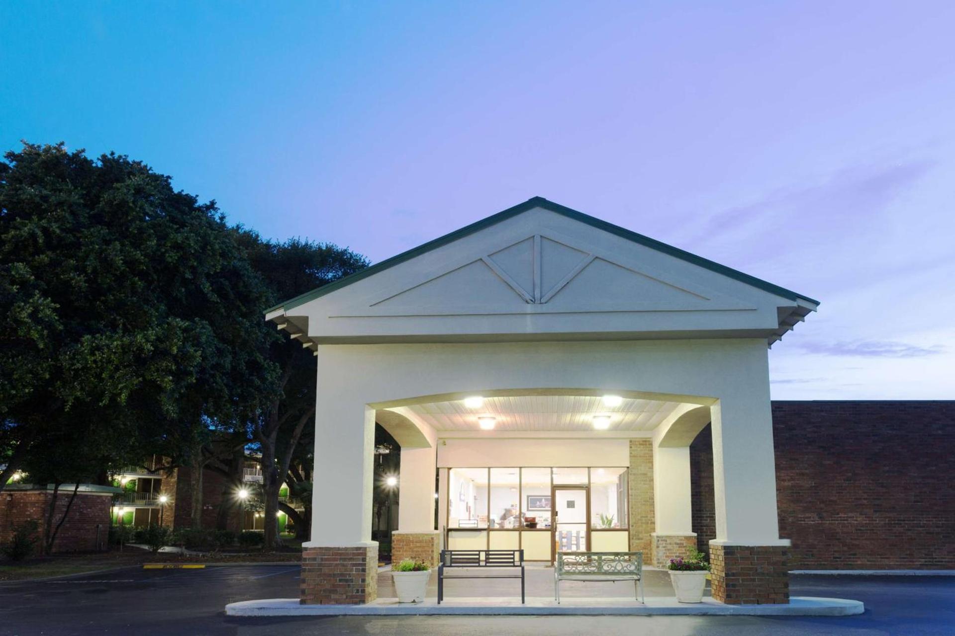 Days Inn by Wyndham Mt Pleasant-Charleston-Patriots Point photo 2