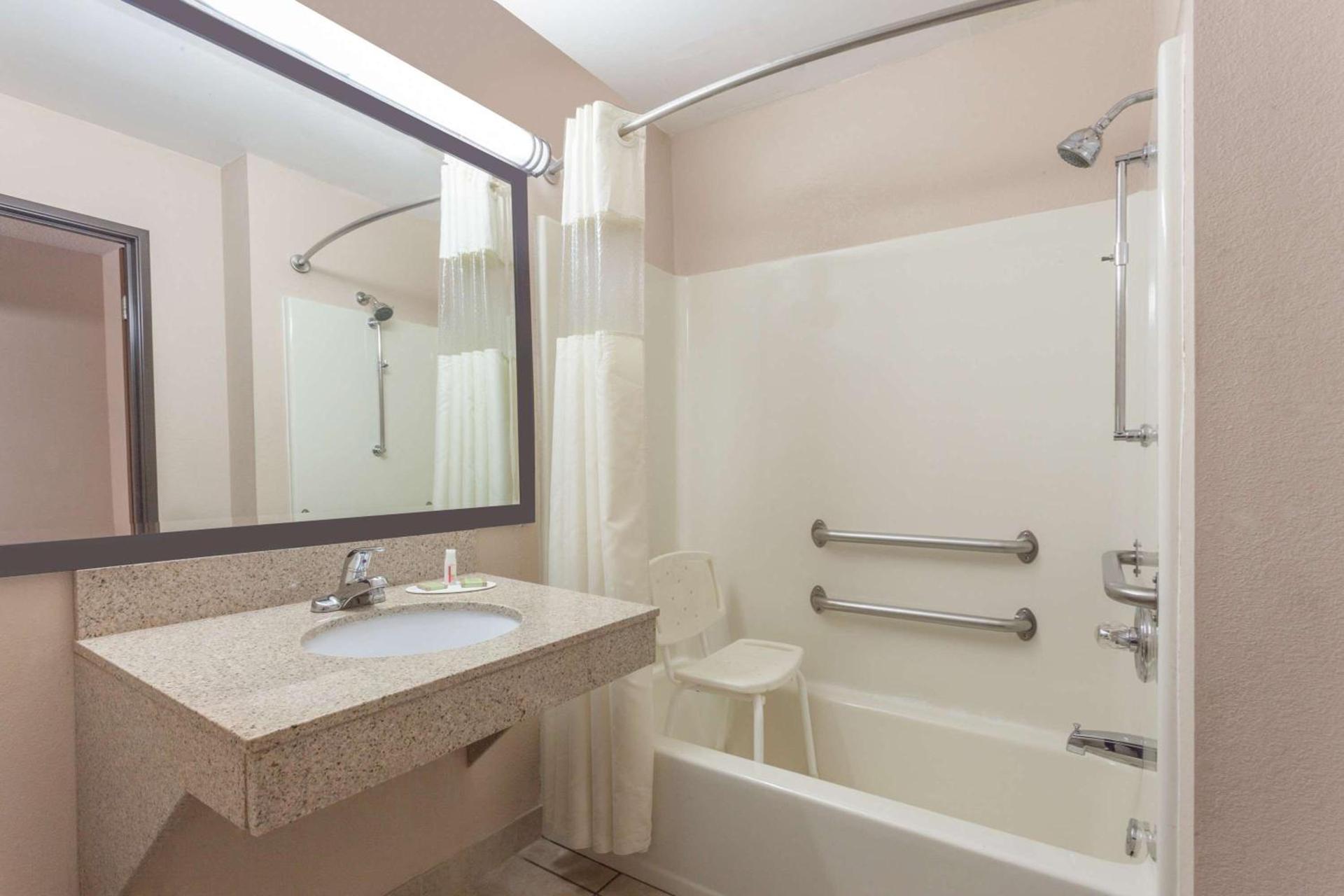 Super 8 by Wyndham Carrollton photo 18