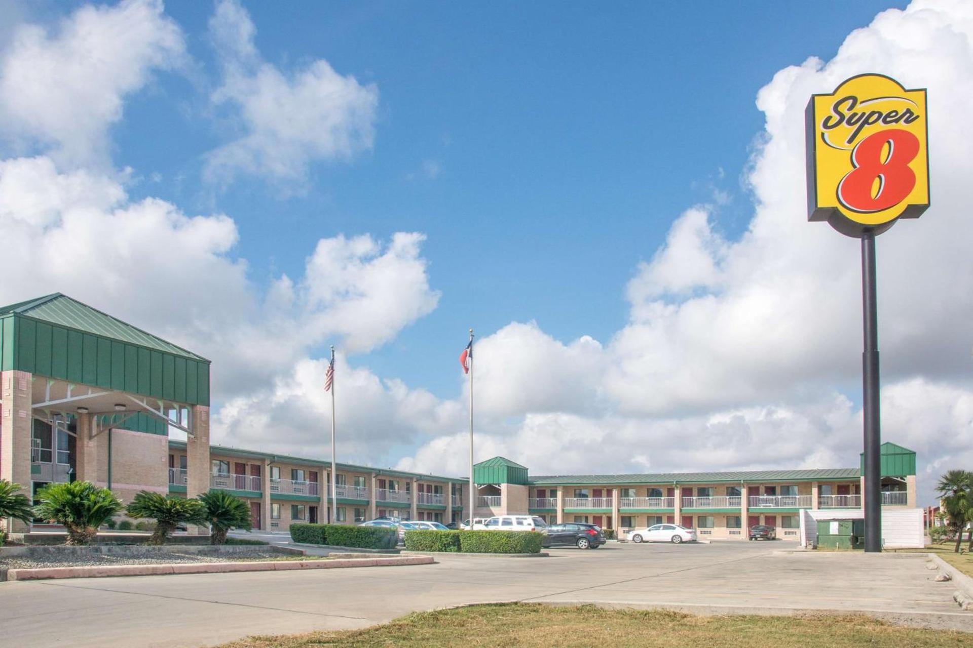 Super 8 by Wyndham Seguin photo 41