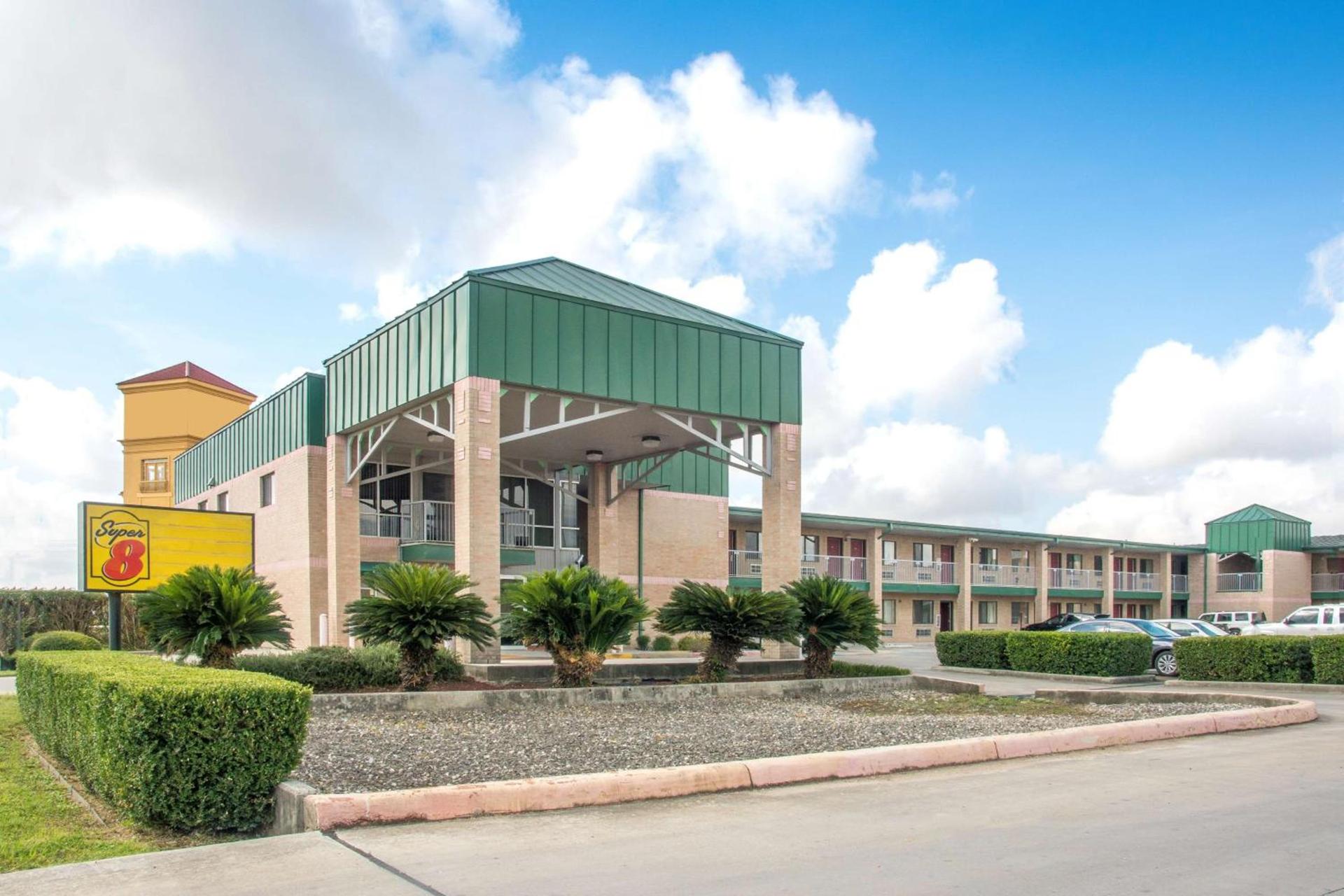 Super 8 by Wyndham Seguin photo 40