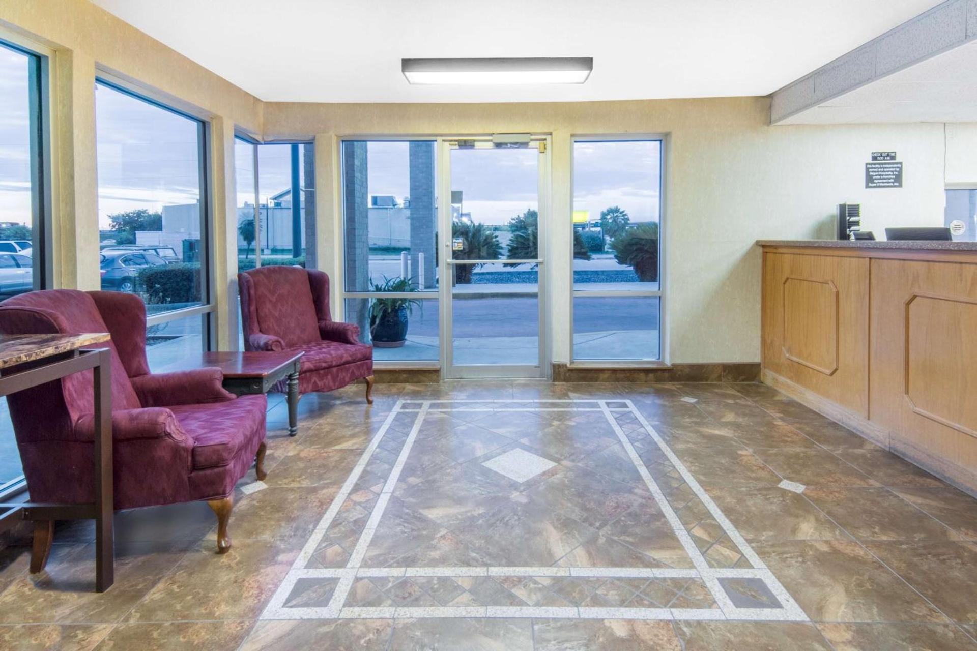 Super 8 by Wyndham Seguin photo 39