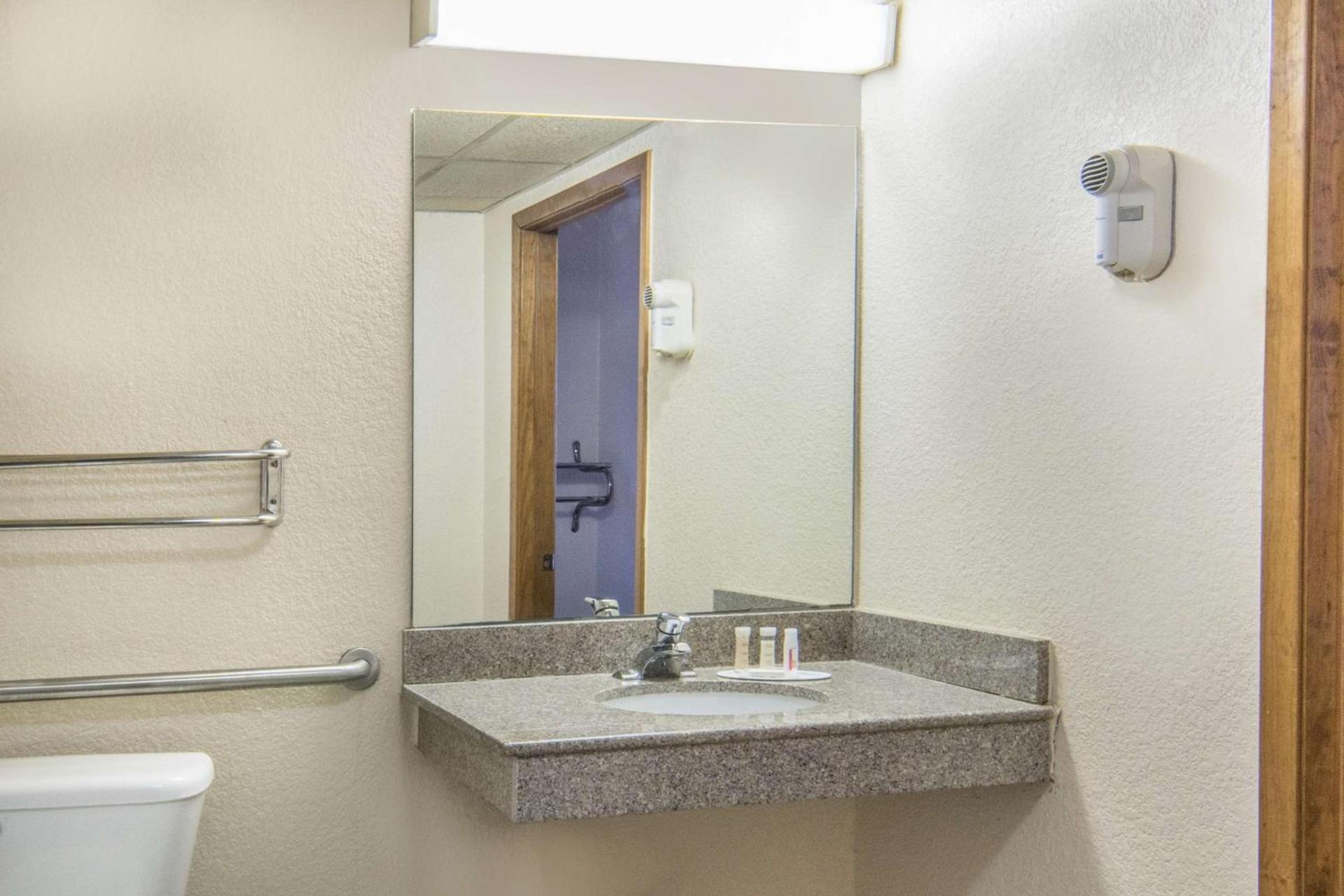 Super 8 by Wyndham Seguin photo 34