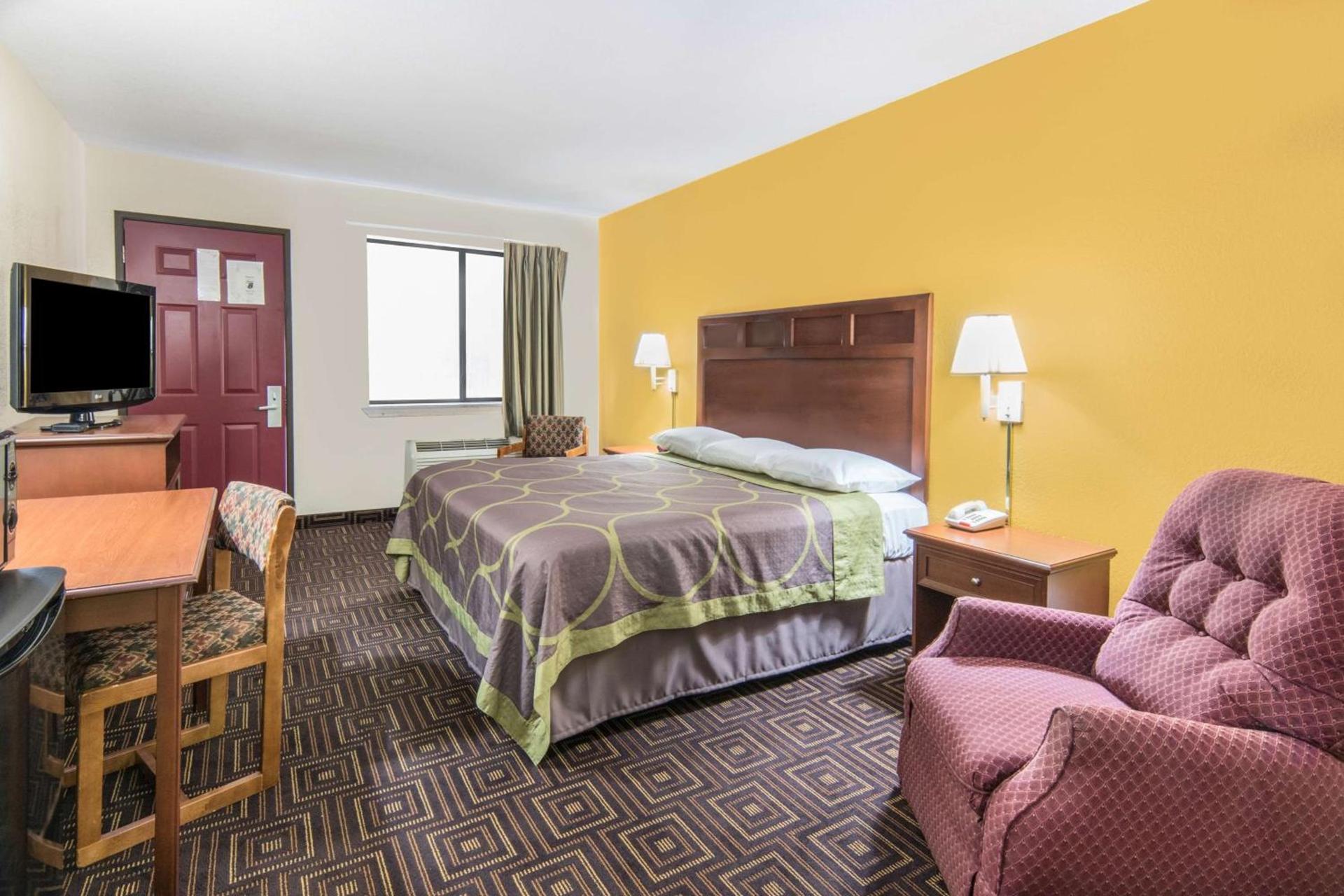 Super 8 by Wyndham Seguin photo 32