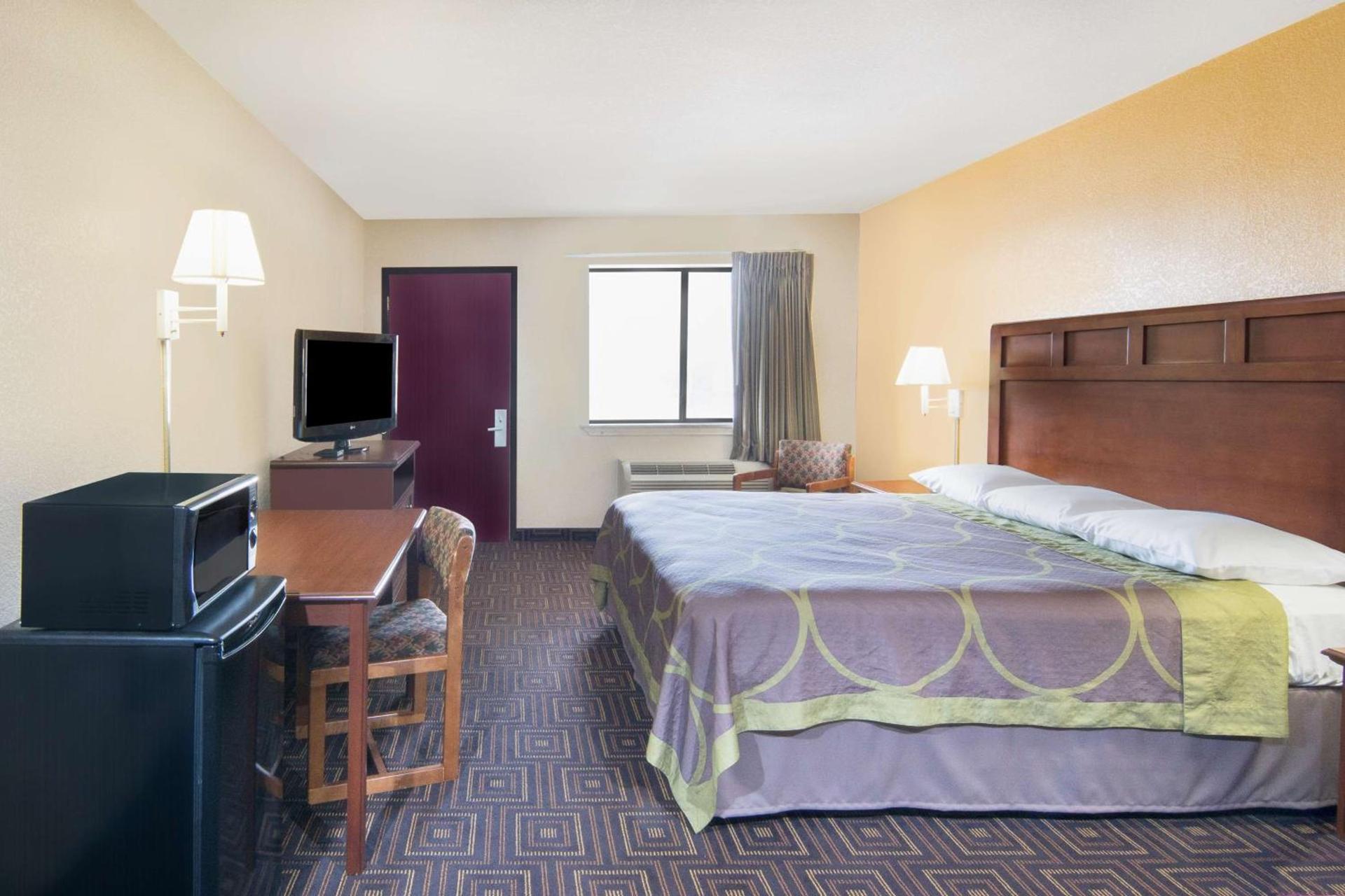 Super 8 by Wyndham Seguin photo 31