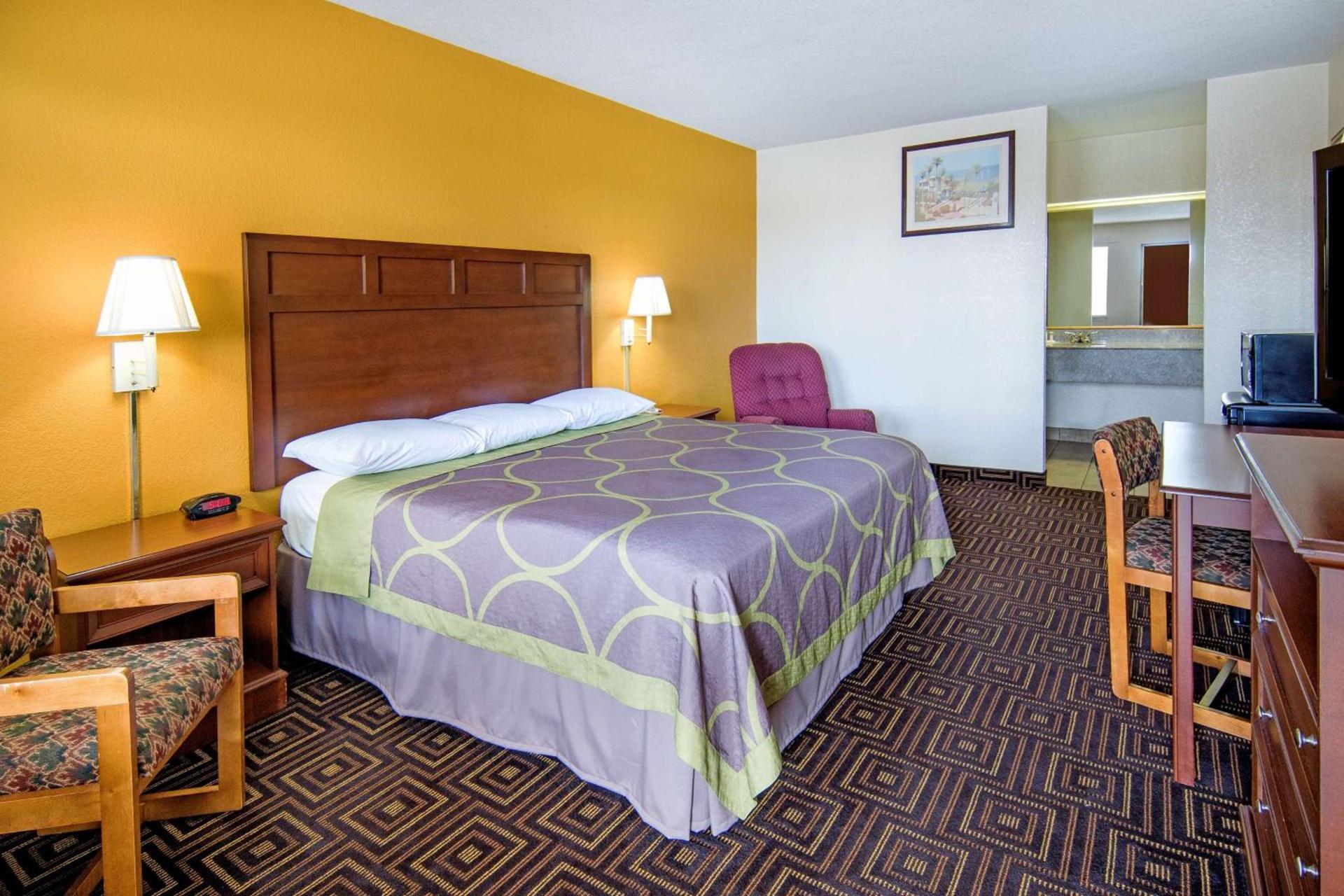 Super 8 by Wyndham Seguin photo 30