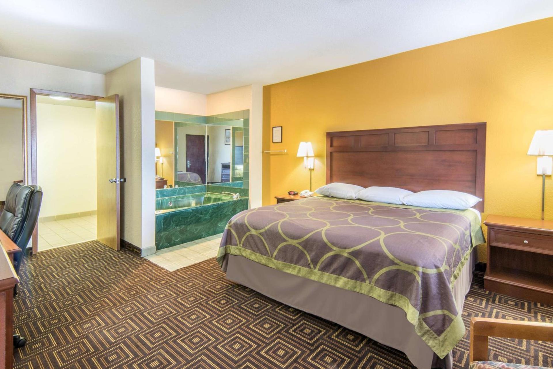 Super 8 by Wyndham Seguin photo 29