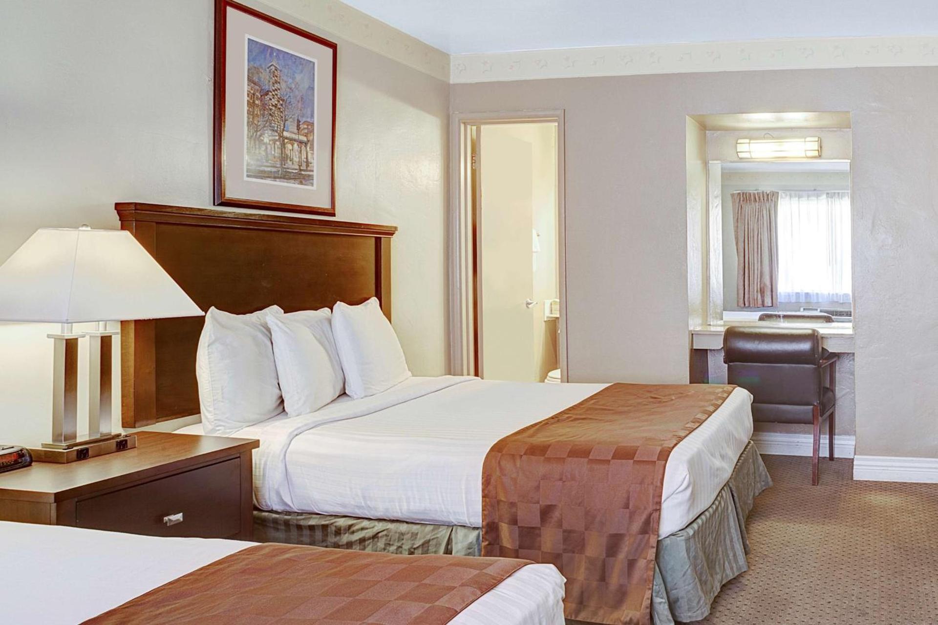 Travelodge by Wyndham Everett City Center photo 4