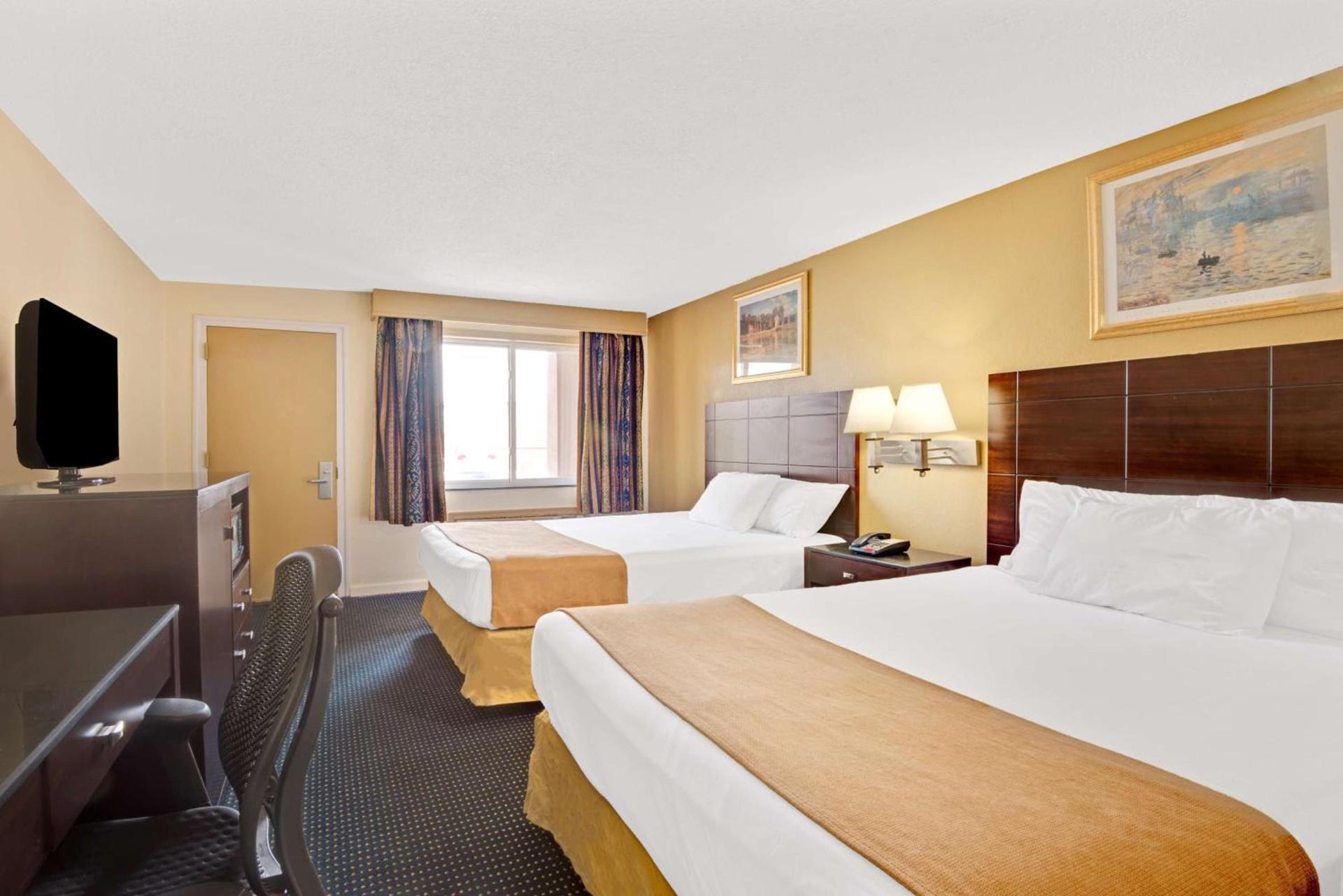 Super 8 by Wyndham Milford/New Haven photo 4