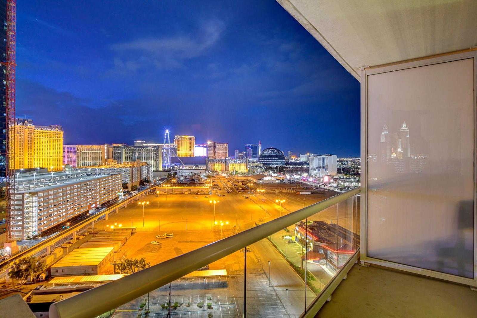 Suite Hub LV HIGH floor Sphere view MGM Signature photo 54