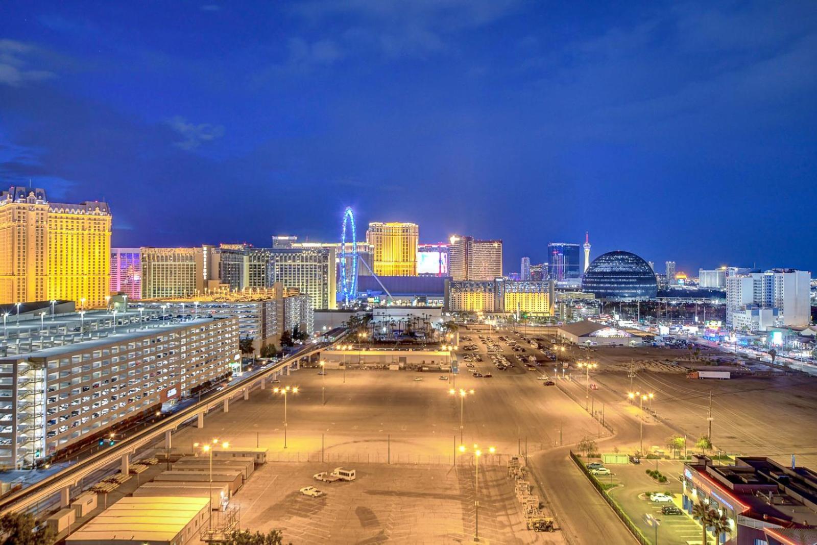 Suite Hub LV HIGH floor Sphere view MGM Signature photo 58
