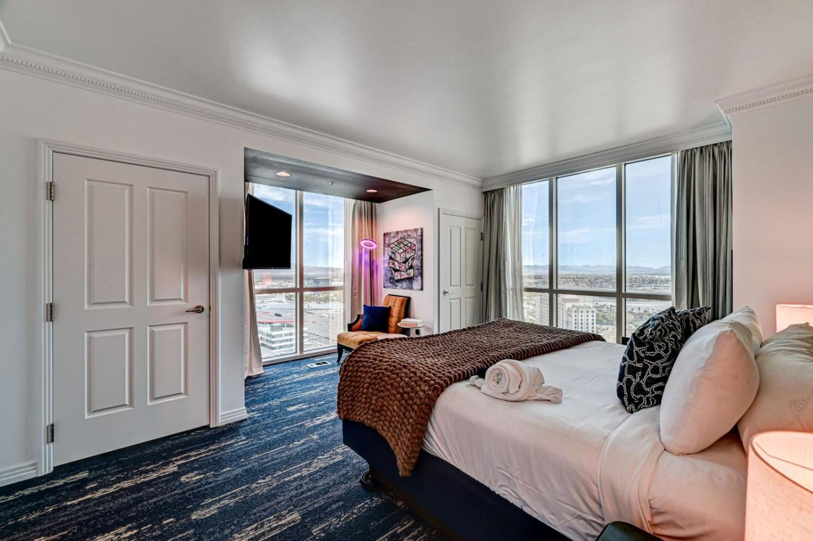 Suite Hub LV HIGH floor Sphere view MGM Signature photo 39