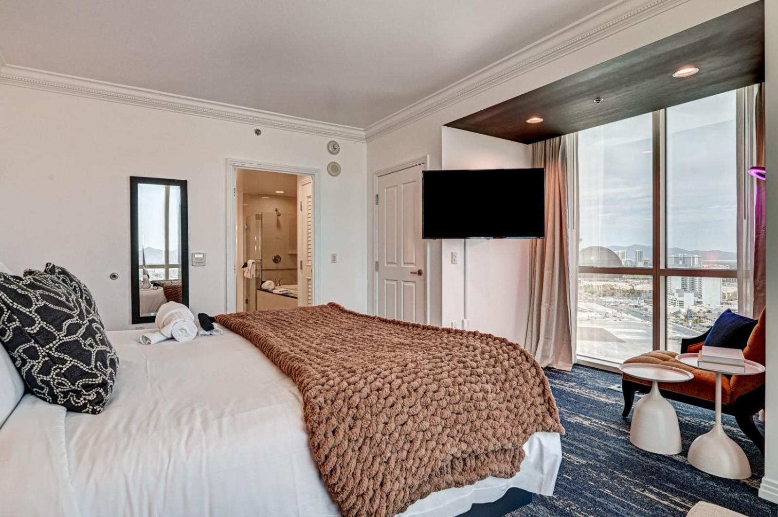 Suite Hub LV HIGH floor Sphere view MGM Signature photo 21