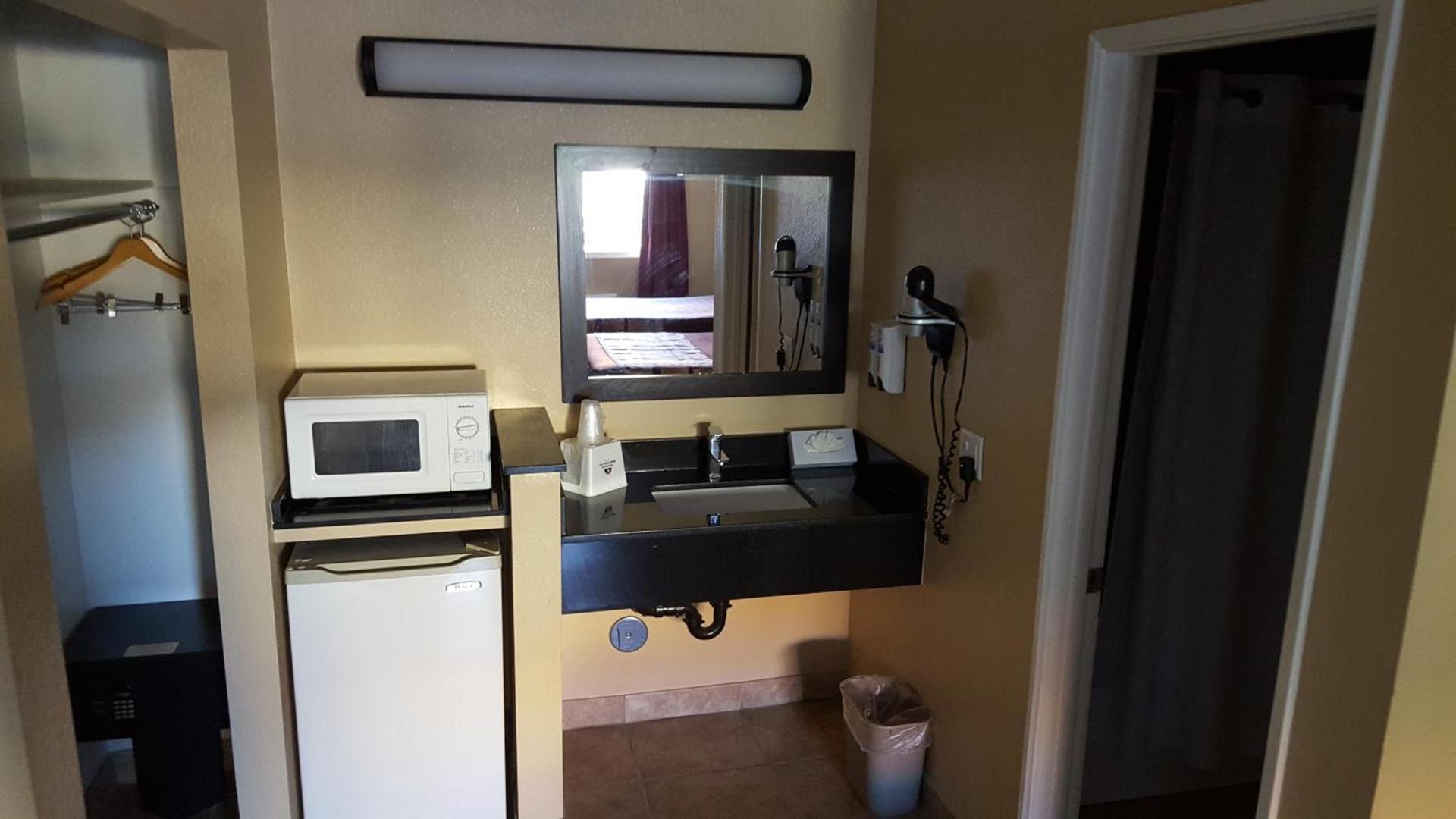Anaheim Astoria Inn & Suites photo 2