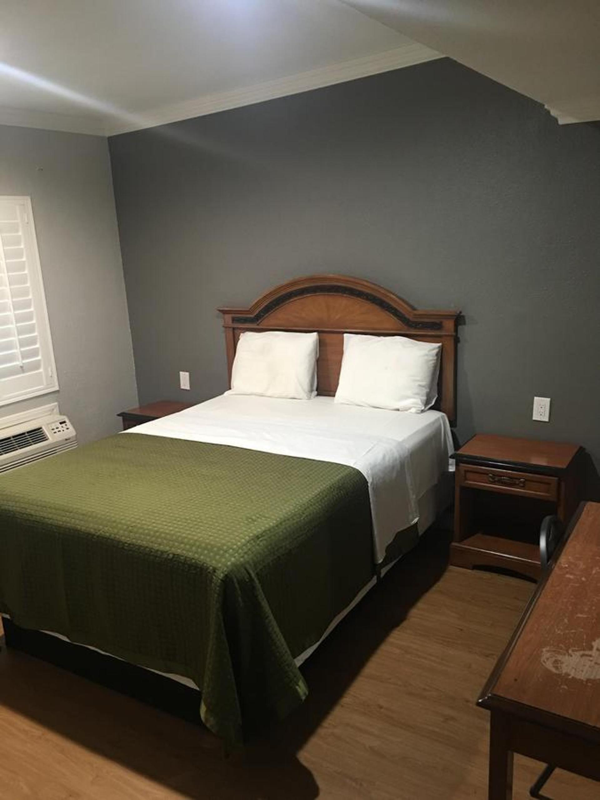 Town House Motel photo 34