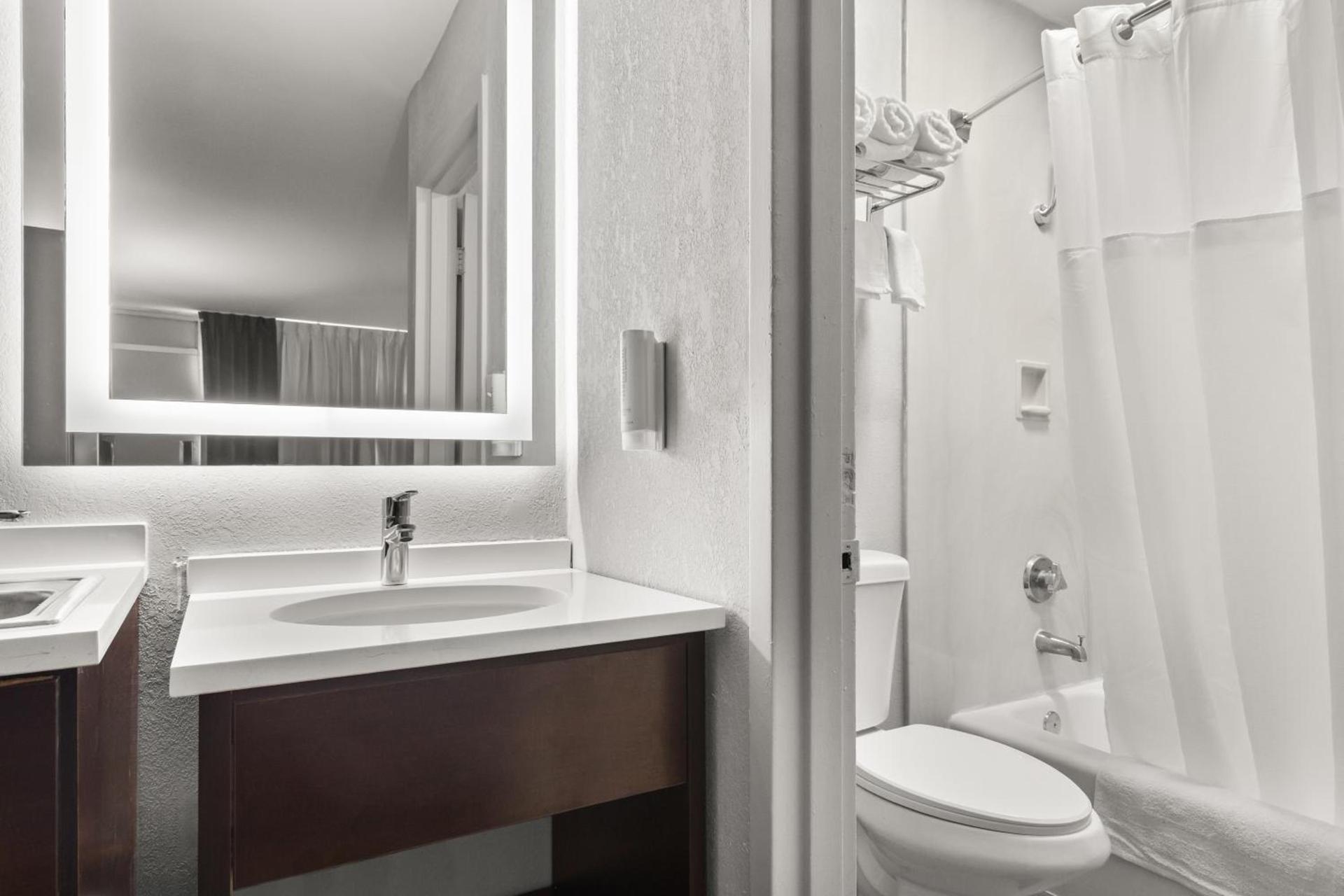 Suburban Studios Orange Park - Jacksonville near Naval Air Station photo 18