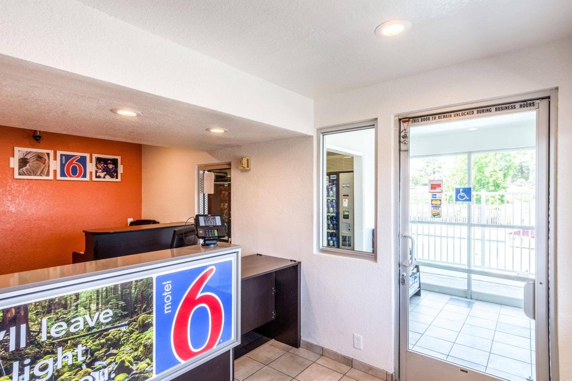 Motel 6-Redding, CA - Central photo 17